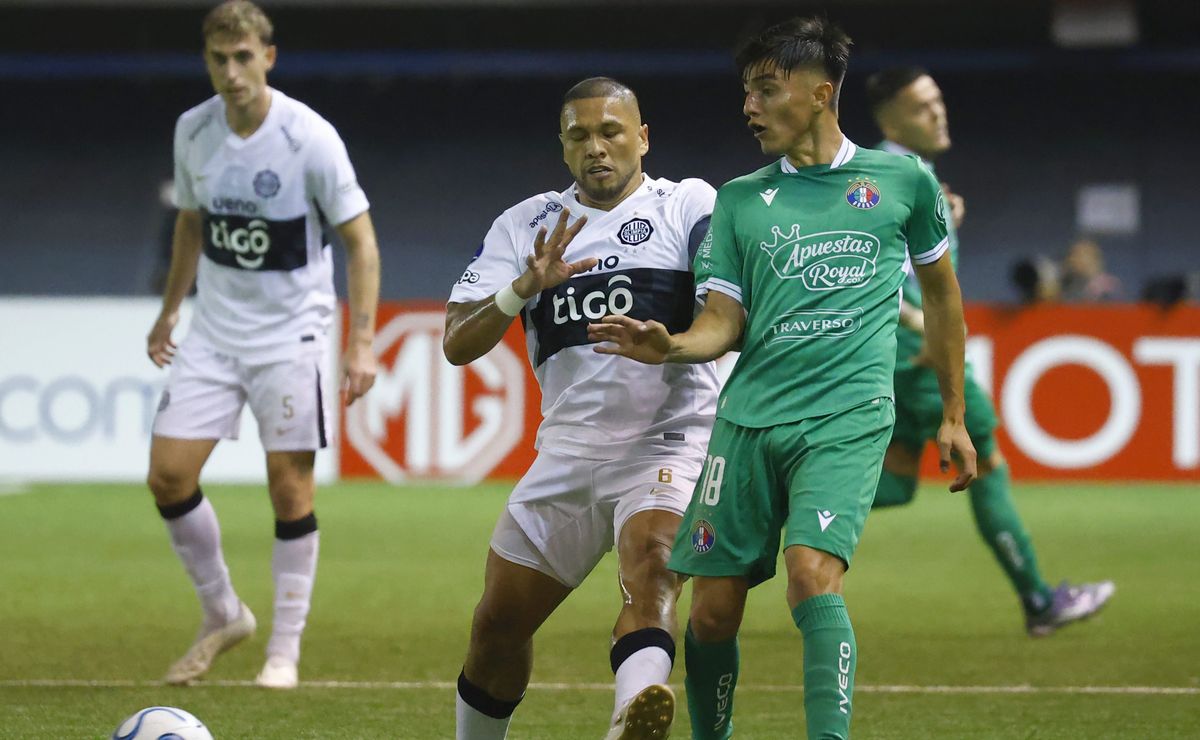 Richard Ortiz cumplió 500 partidos en Olimpia vs Audax Italiano y así quedó por el pasto sintético: “La rodilla…”