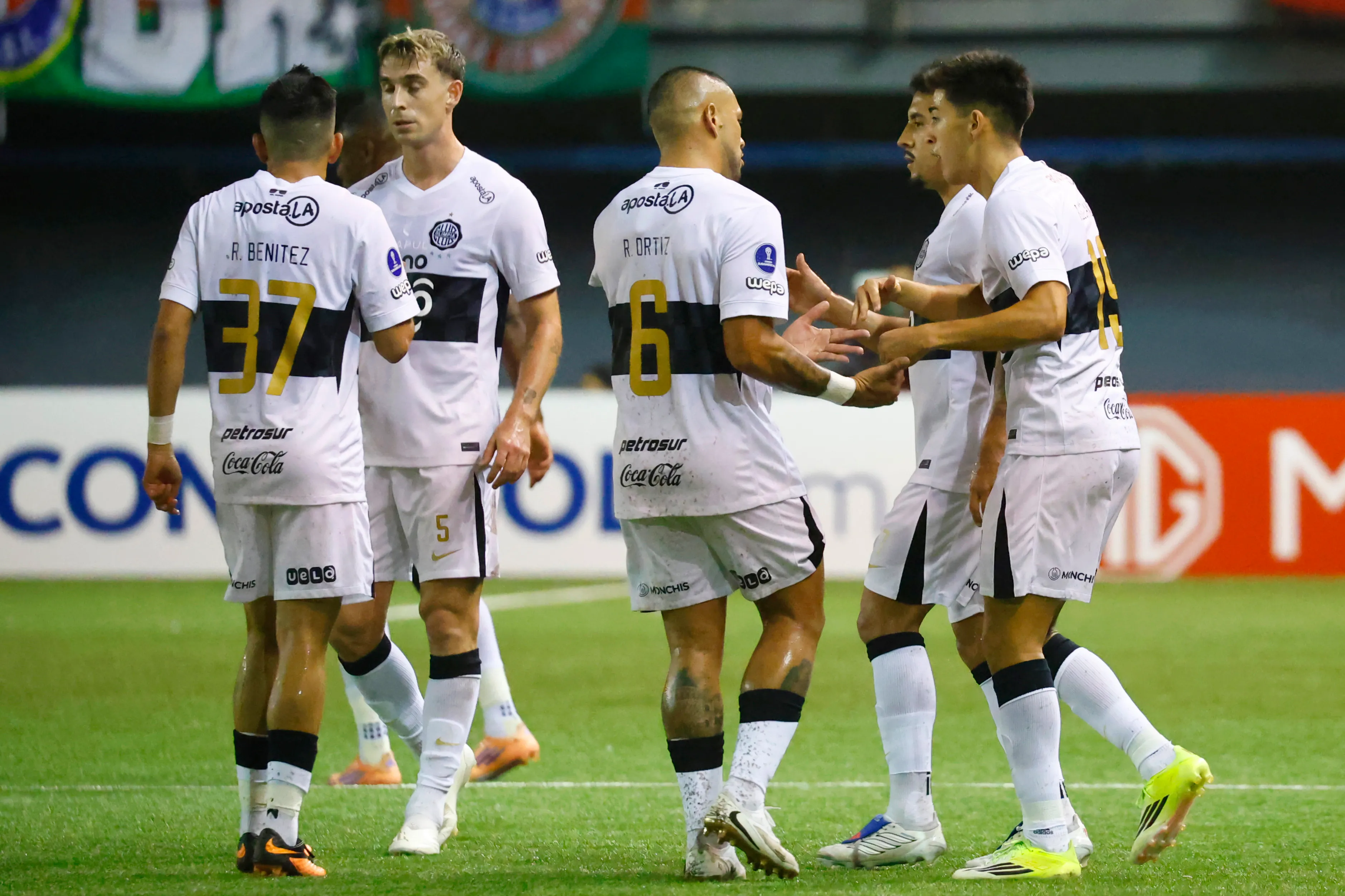 Richard Ortiz y Olimpia celebran el gol de Rubén Lezcano. (Dragomir Yankovic/Photosport).