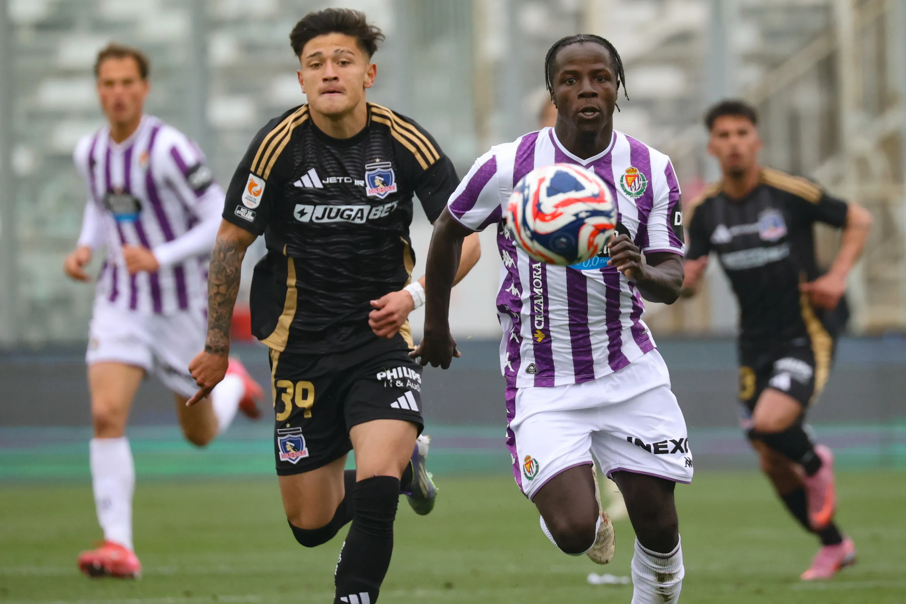 Sebastián Vega fue visto entrenando con el plantel de honor de Colo Colo. Fue parte los juveniles que enfrentó al Real Valladolid en 2025. Foto: Photosport.