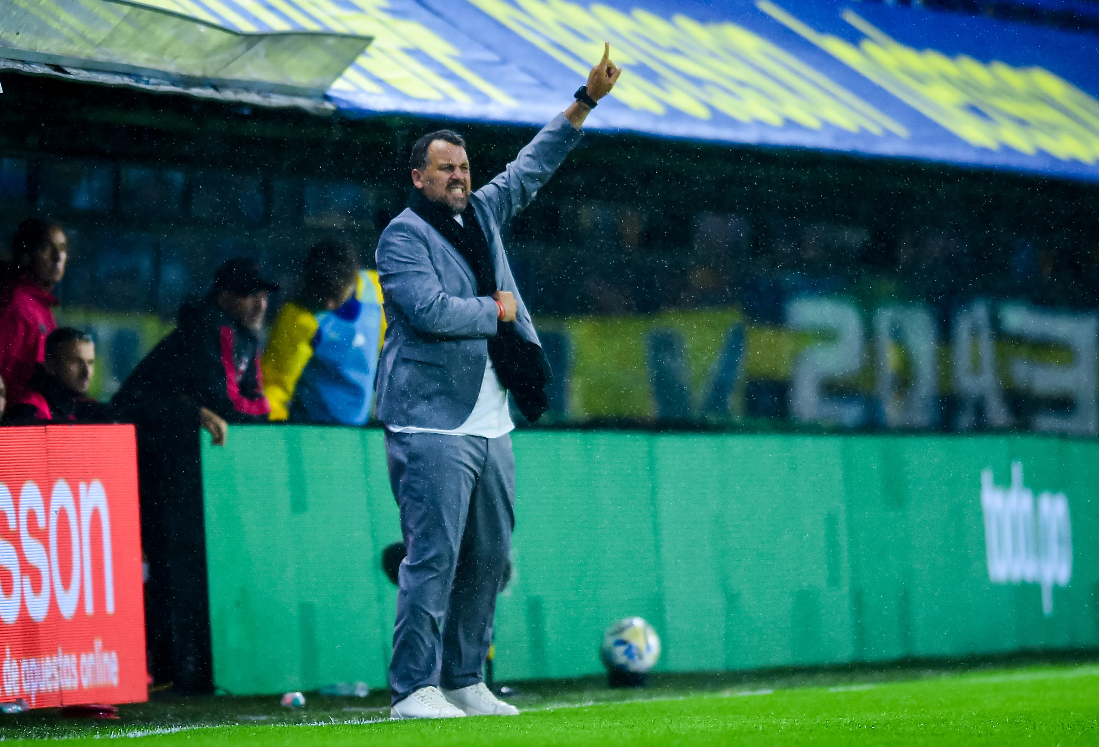 El Ogro Fabbiani en su rol de DT en La Bombonera frente a Boca Juniors. (Marcelo Endelli/Getty Images).
