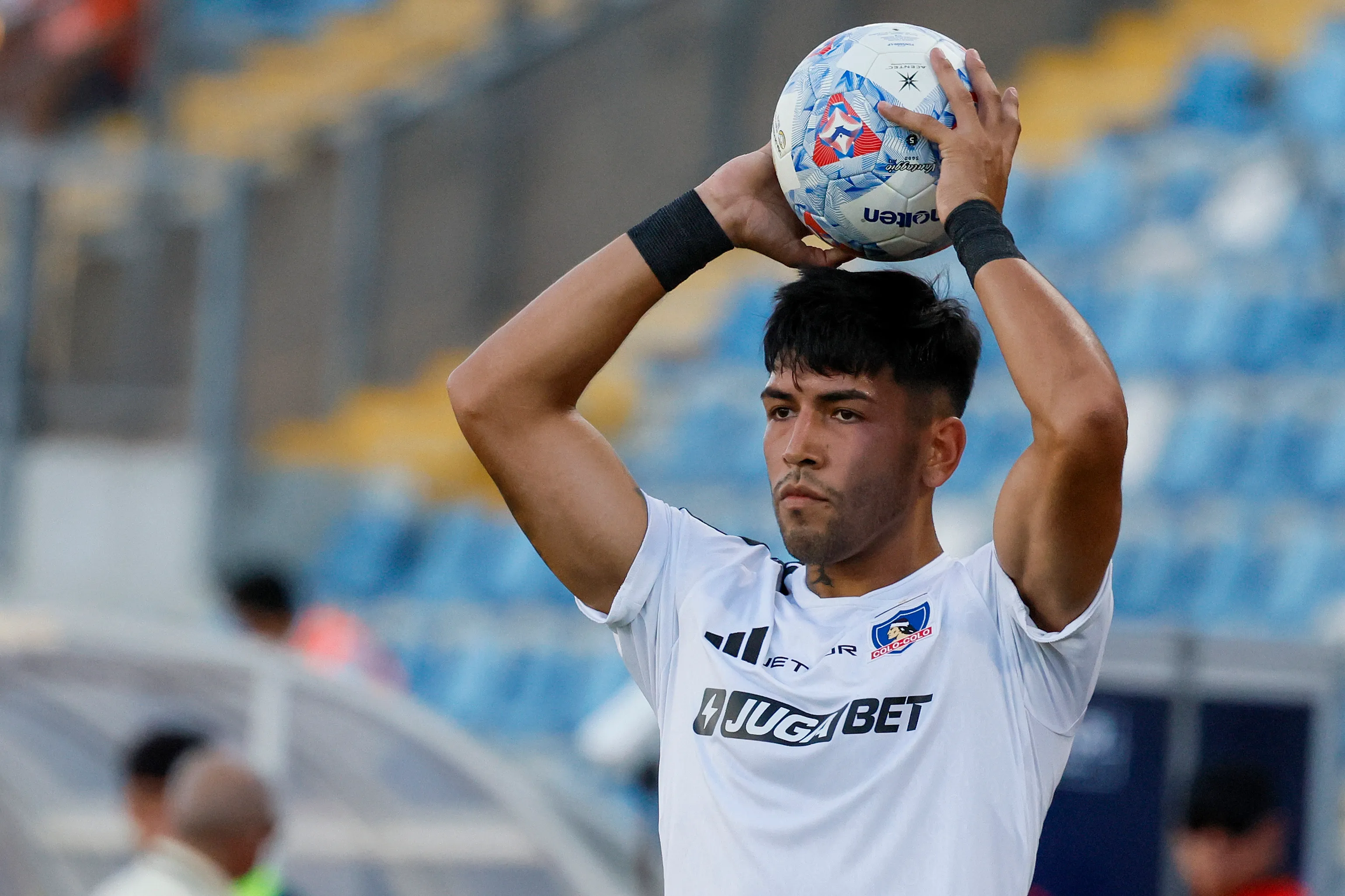 Diego Ulloa termina contrato en diciembre y en Colo Colo buscan una extensión. (Foto: Andres Pina/Photosport)