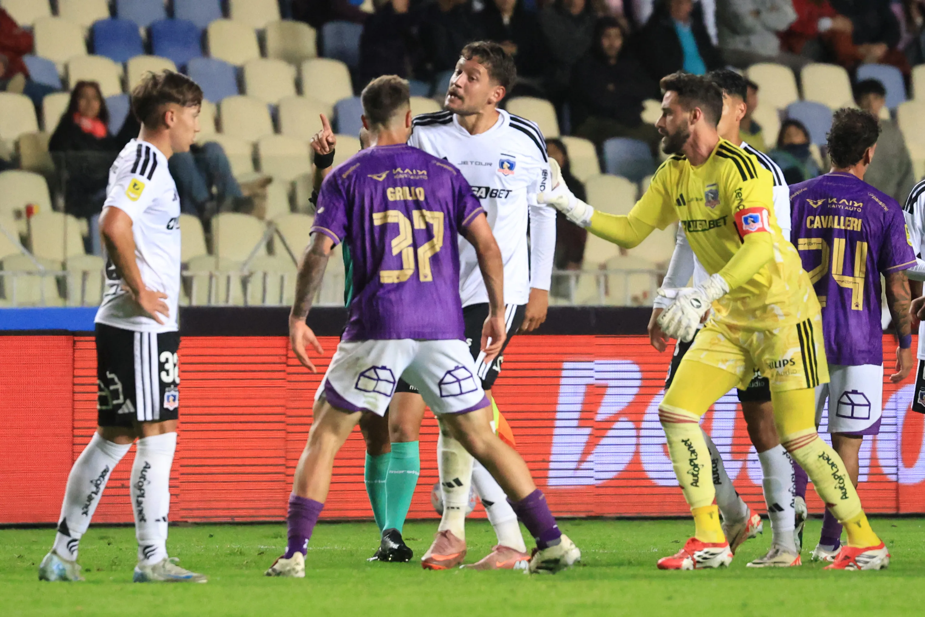 Fausto Grillo se encaró con Joaquín Sosa en el duelo vs Colo Colo de la Copa de la Liga. (Eduardo Fortes/Photosport).