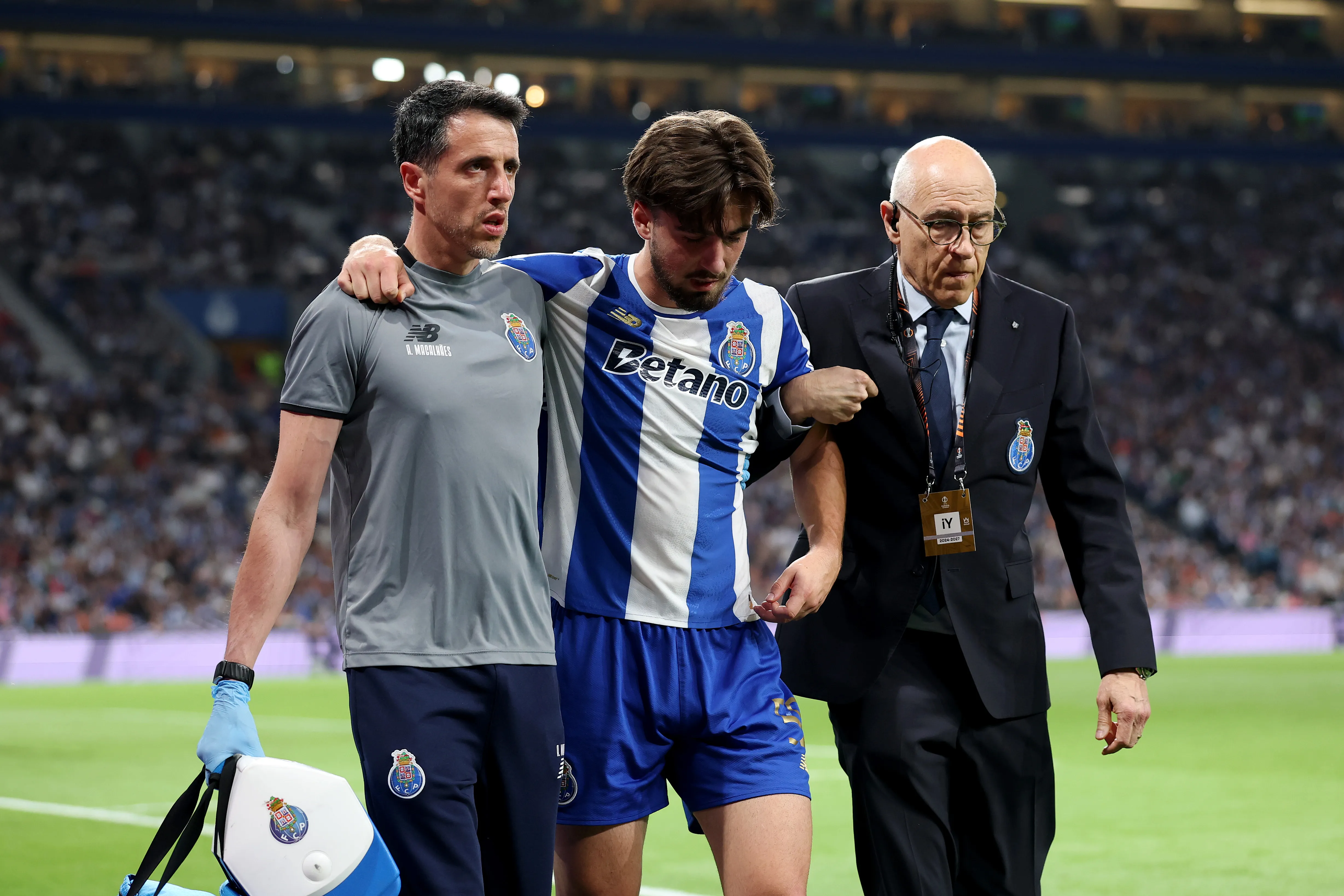 Martim Fernandes tuvo un partido para el olvido en el Porto luego de marcar un autogol y lesionarse. Foto: Getty Images.