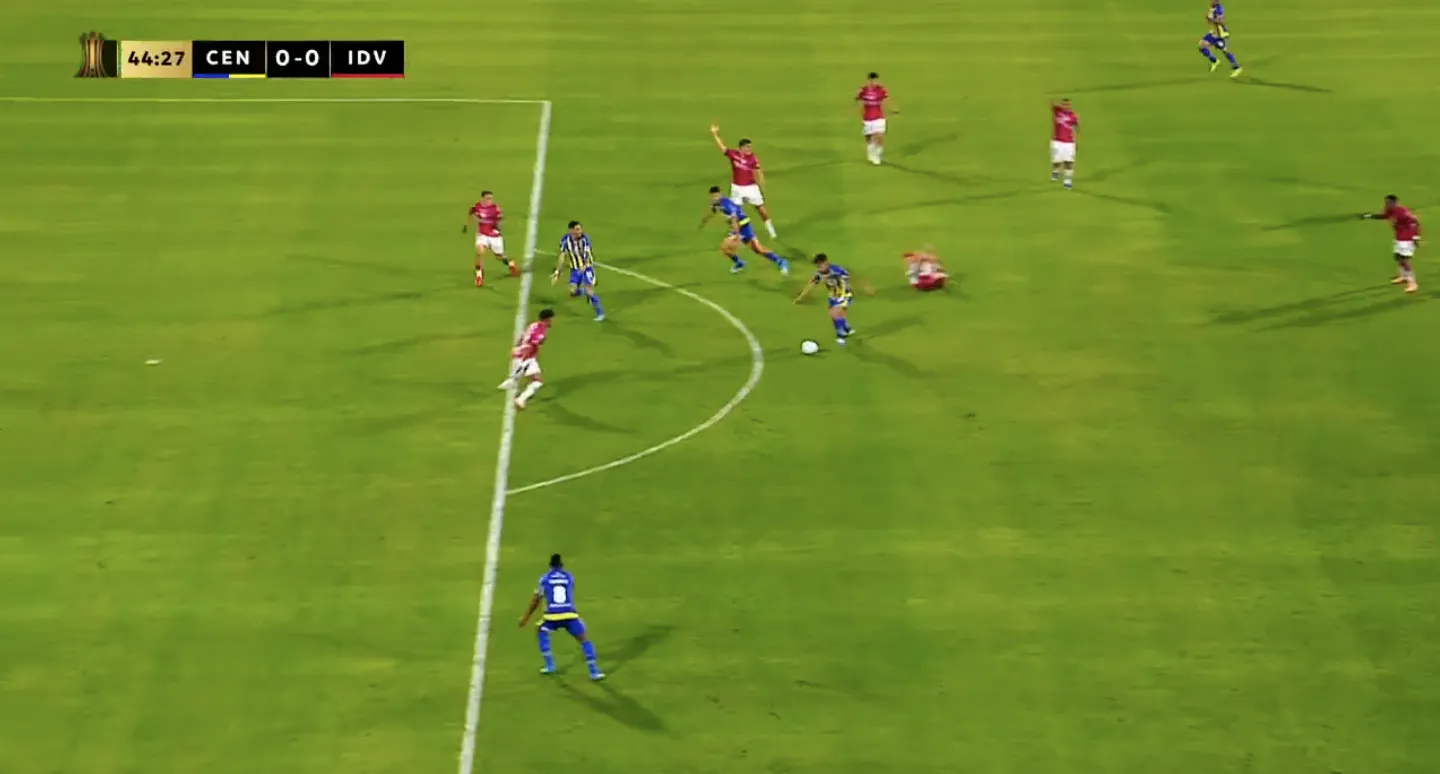 La polémica jugada donde Ángel Di María pedía el pase de Vicente Pizarro.