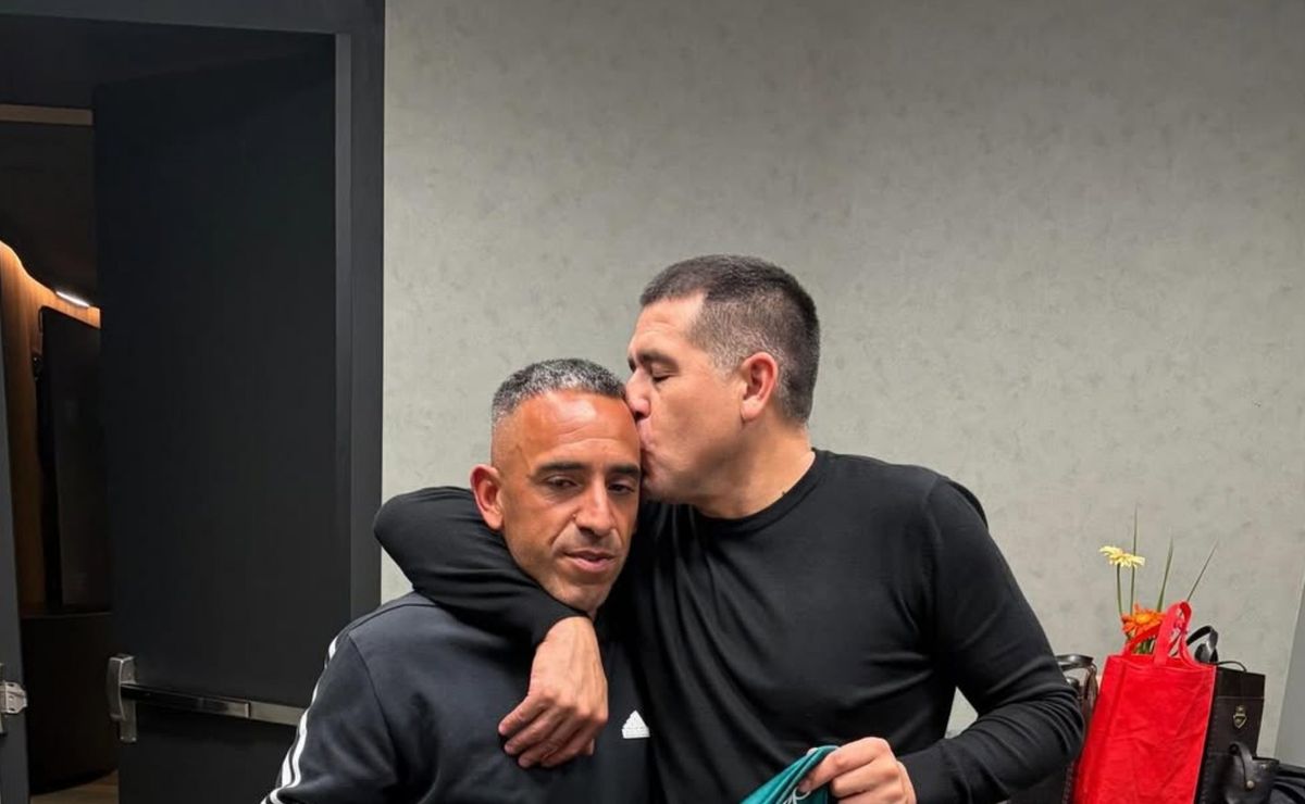 Juan Román Riquelme recibe la camiseta de Santiago Wanderers de parte de Jorge Luna