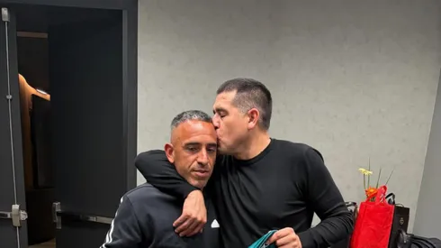 La camiseta de Wanderers recibió de regalo Juan Román Riquelme por parte de Jorge Luna