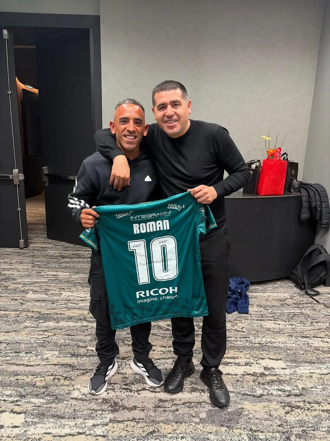 La camiseta que Luna le regaló a Román Riquelme