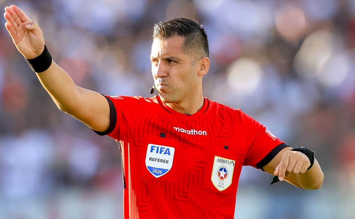 “Llevamos hartos años”: Árbitro chileno que estará en el Mundial cuenta cómo se prepara