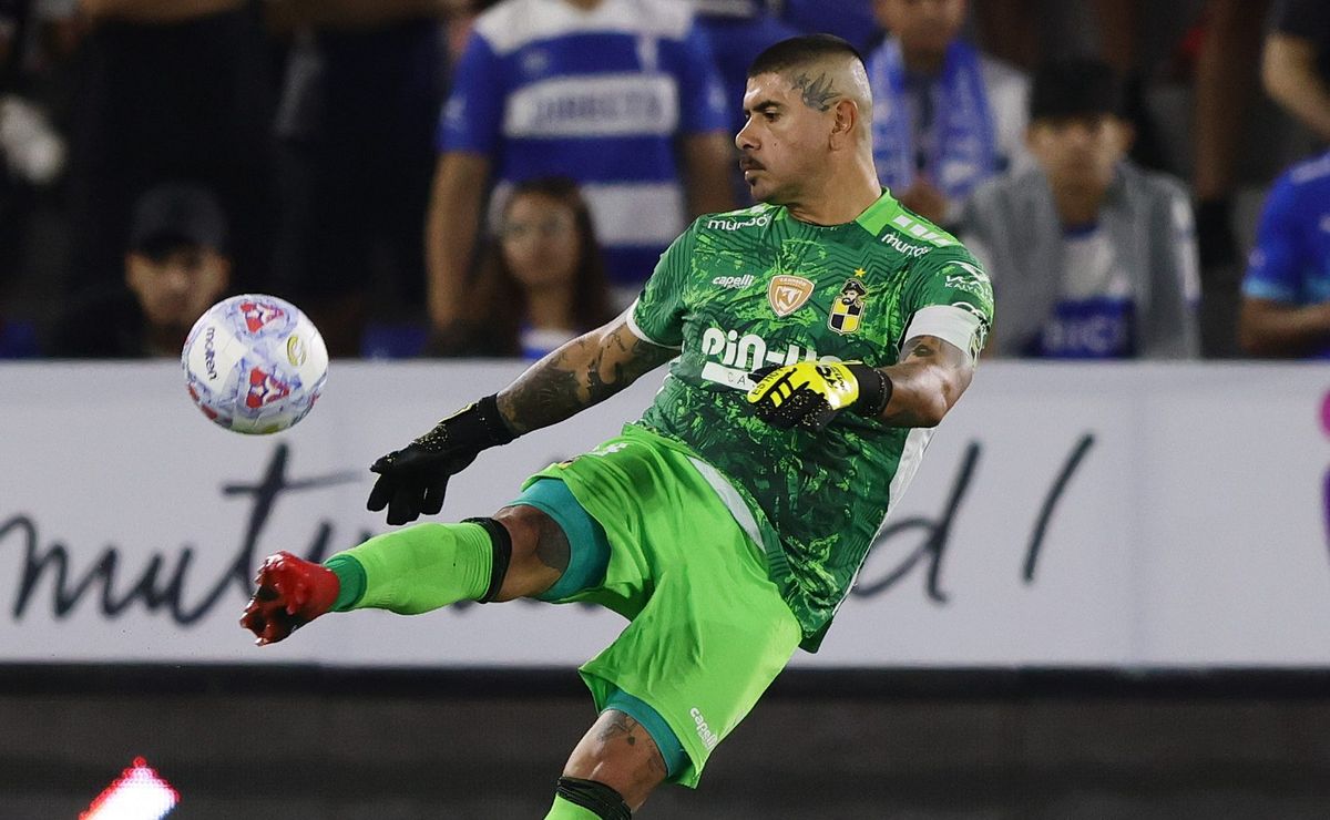 “No solo atajar”: La advertencia del formador de Claudio Bravo para el “Mono” Sánchez