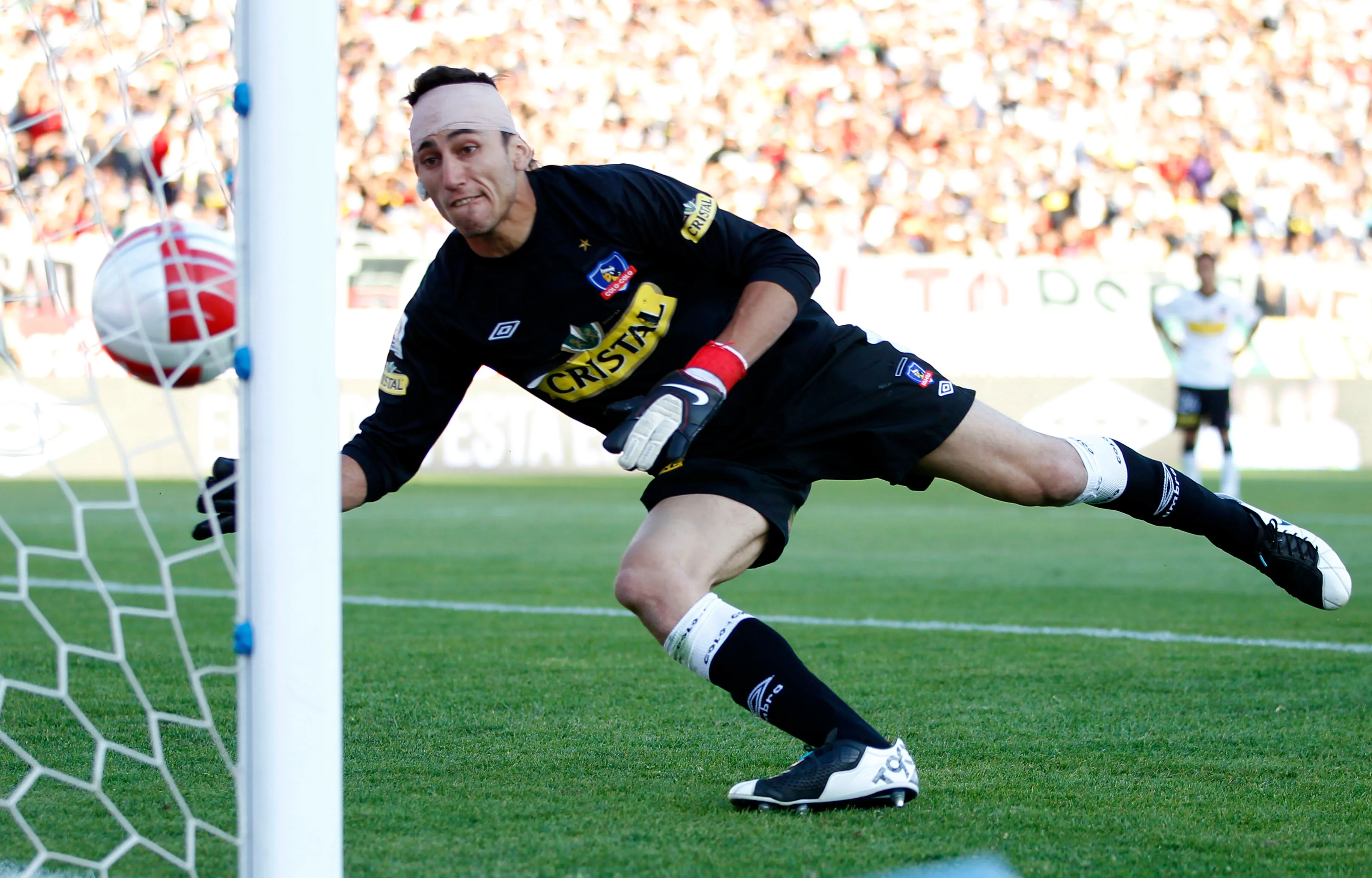 Raúl Olivares quedó bastante malherido tras el golpe recibido por Albert Acevedo. | Foto: Photosport.