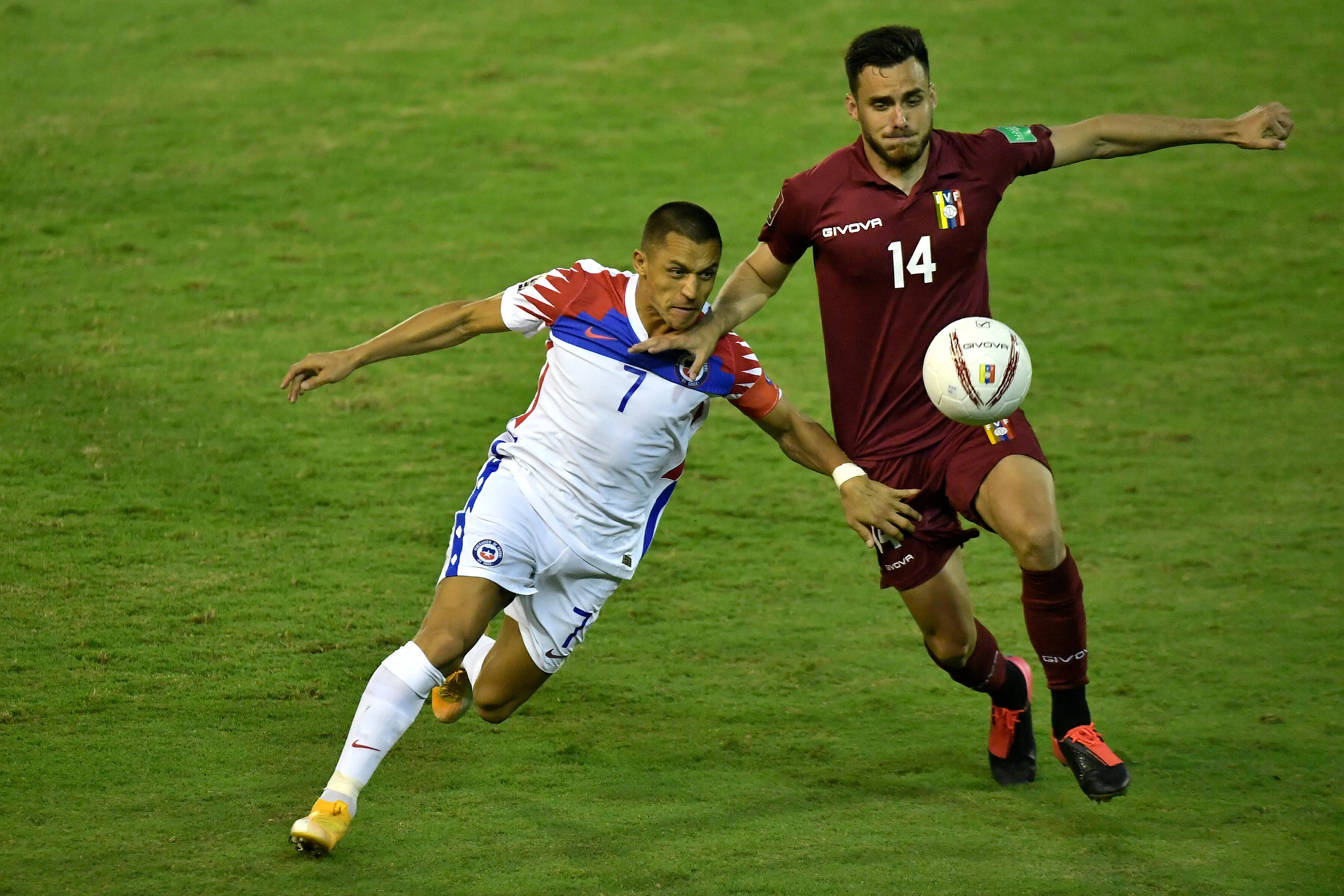 Luis del Pino Mago marcando a Alexis Sánchez en Eliminatorias. Imagen: Photosport