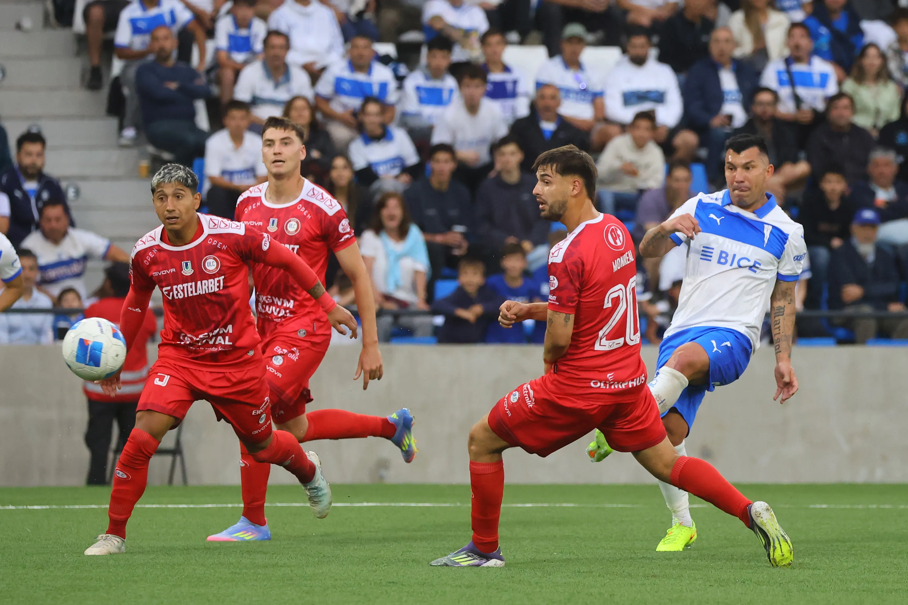 Universidad Católica podrá recibir a Unión La Calera en un horario más amigables para los hinchas del fútbol chileno. | Foto: Photosport.