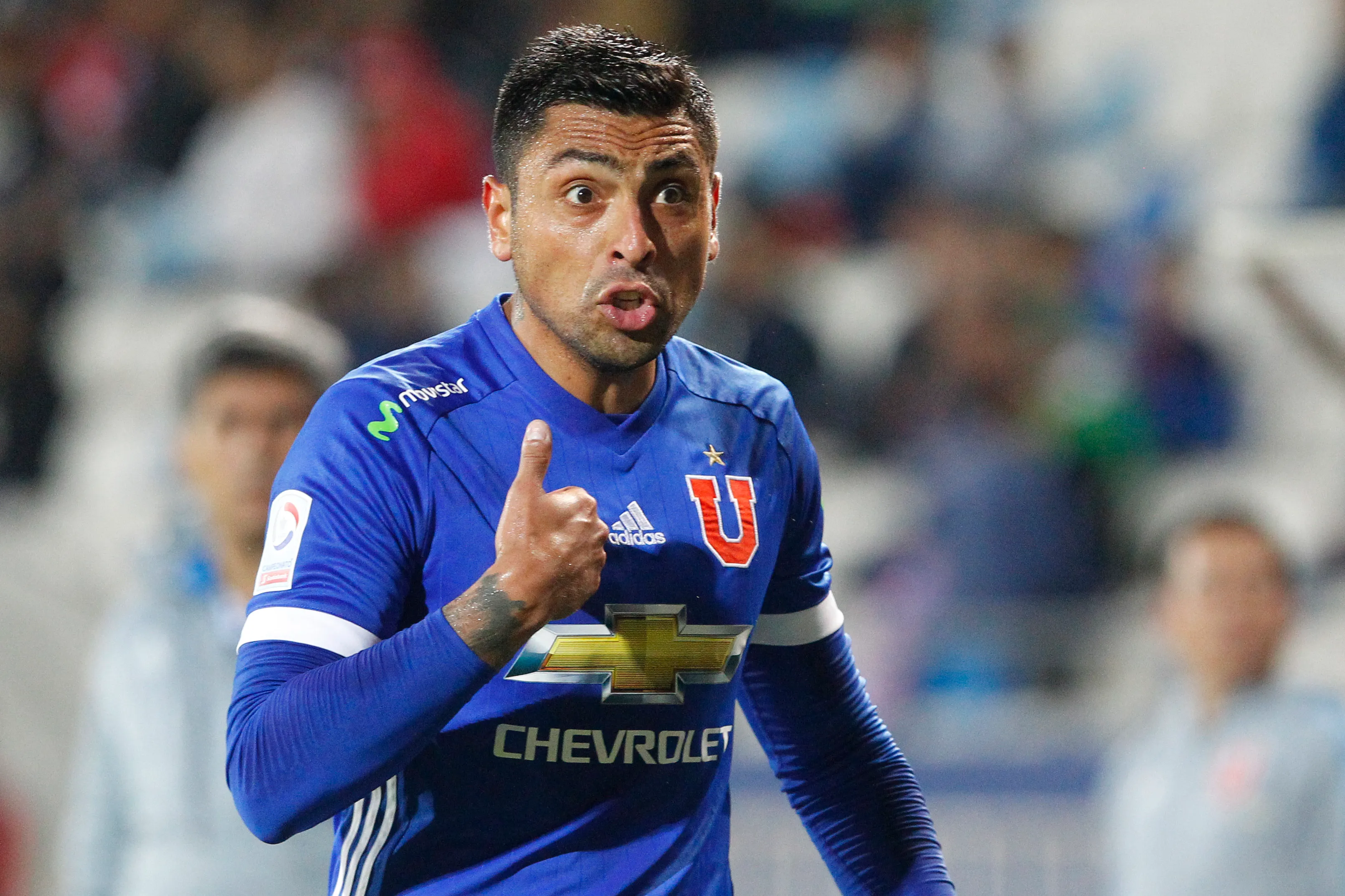 Jarita le da una ayuda a Fernando Gago por una duda contra Ñublense.