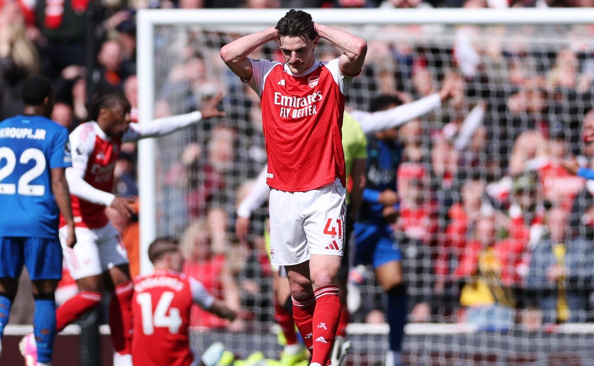 Arsenal empieza con su clásico arrugue, pierde de local y se enreda en la Premier League