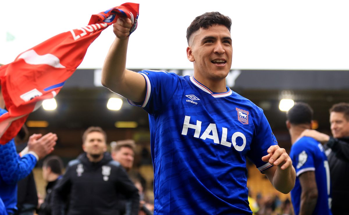 Marcelino Núñez protagoniza el partido más surreal de su vida: patadas, dos cambios y triunfo clásico