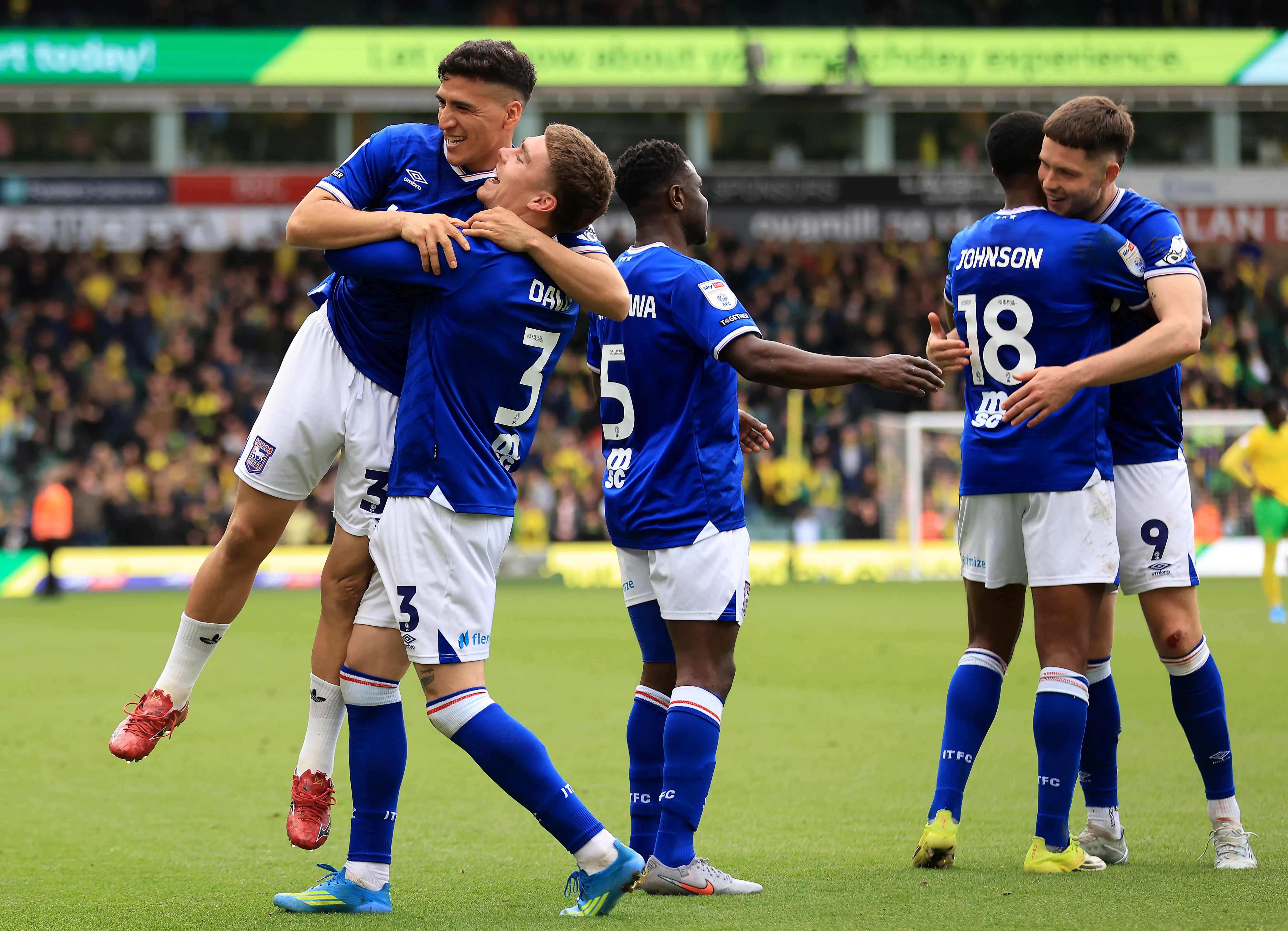 Marcelino Núñez se metió a la cancha para celebrar la victoria en el clásico. (Photo by Stephen Pond/Getty Images)