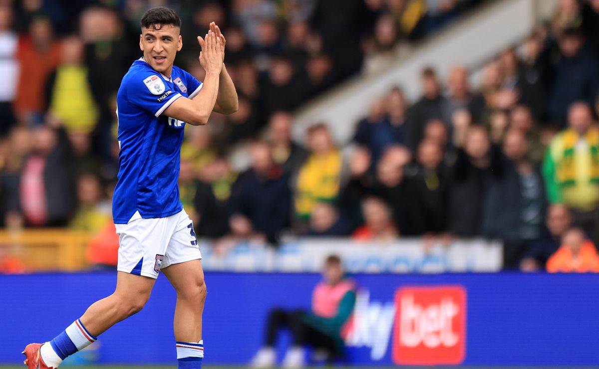 DT de Ipswich explica la irreal situación que protagonizó Marcelino Núñez: “Lo tuvimos que proteger”