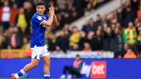 Marcelino Núñez vivió un tenso partido en Inglaterra.