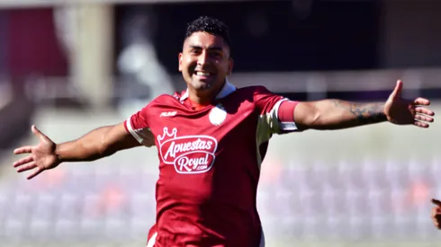 Vargas anotó un golazo de tiro libre en La Portada.