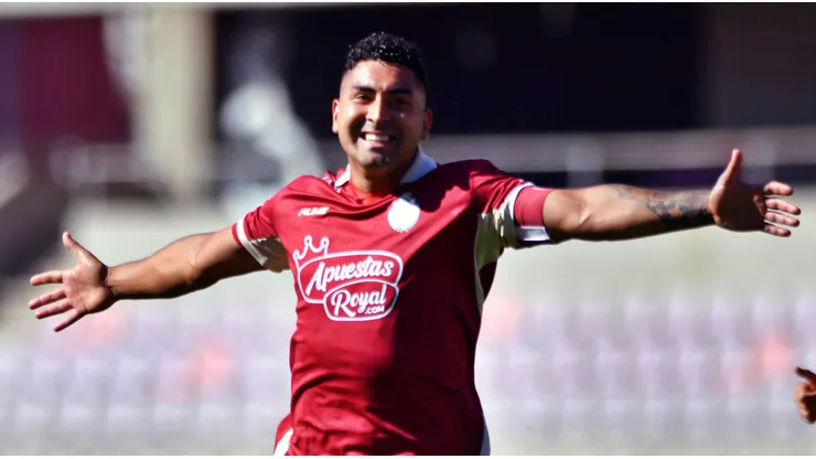Vargas anotó un golazo de tiro libre en La Portada.