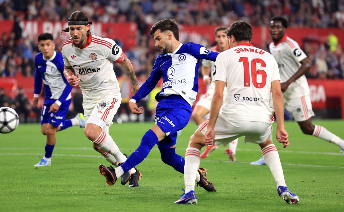 Con Sánchez y Suazo en cancha: Sevilla derrota a Atlético de Madrid y respira en La Liga
