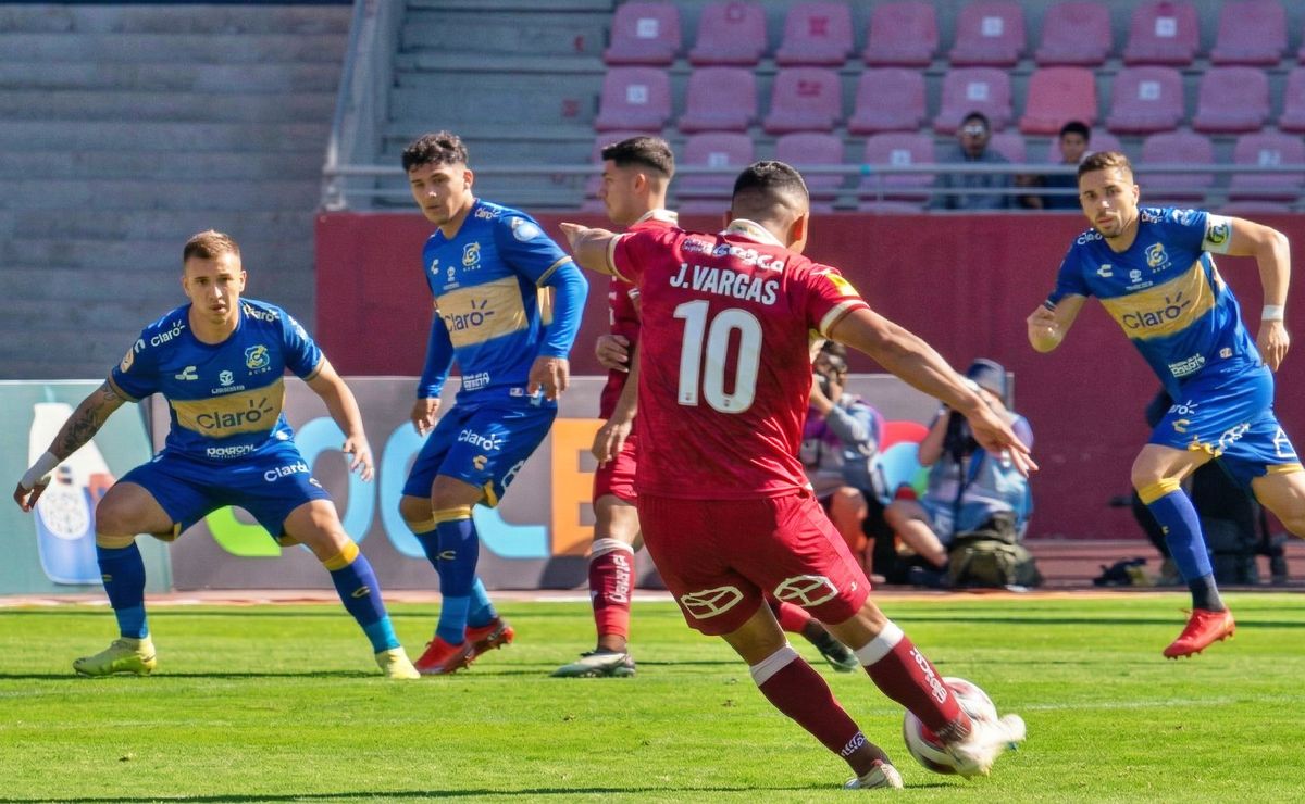 Terrible: El fútbol chileno se demora 66 partidos en hacer su primer gol de tiro libre