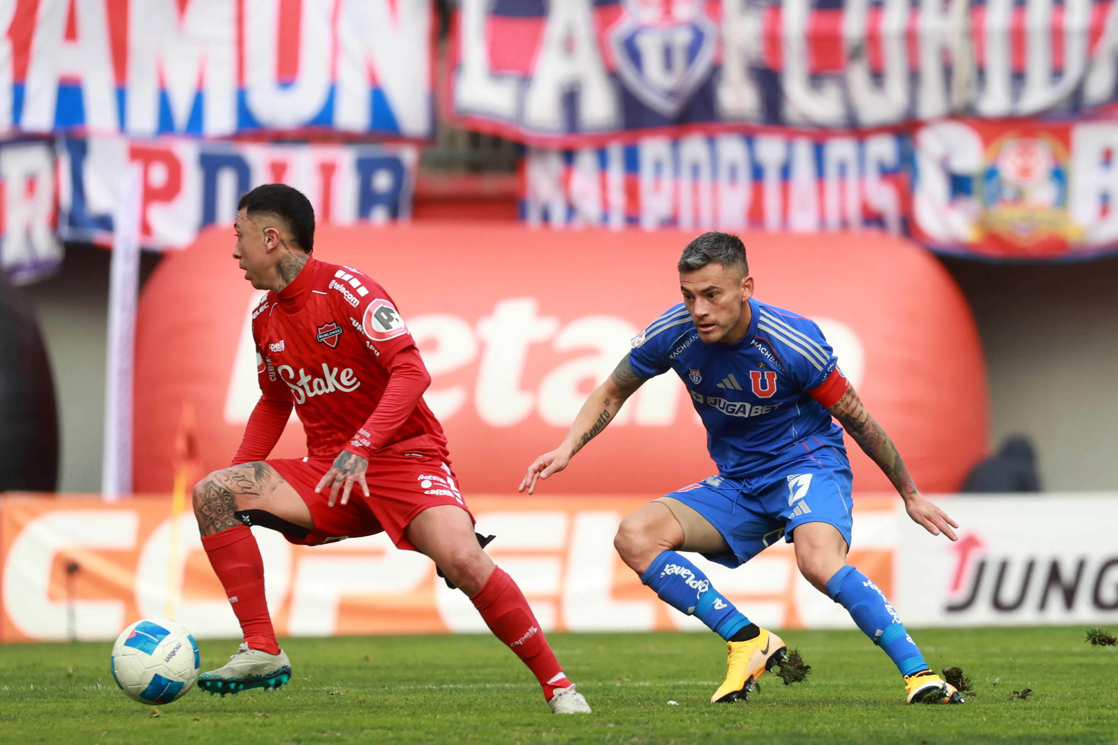 Ñublense y Universidad de Chile buscan acercarse a la punta de la tabla de posiciones. (Foto: Eduardo Fortes/Photosport)