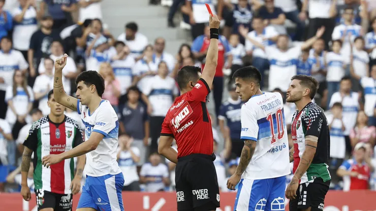La UC ganó a Audax Italiano y nuevamente con expulsiones a favor.