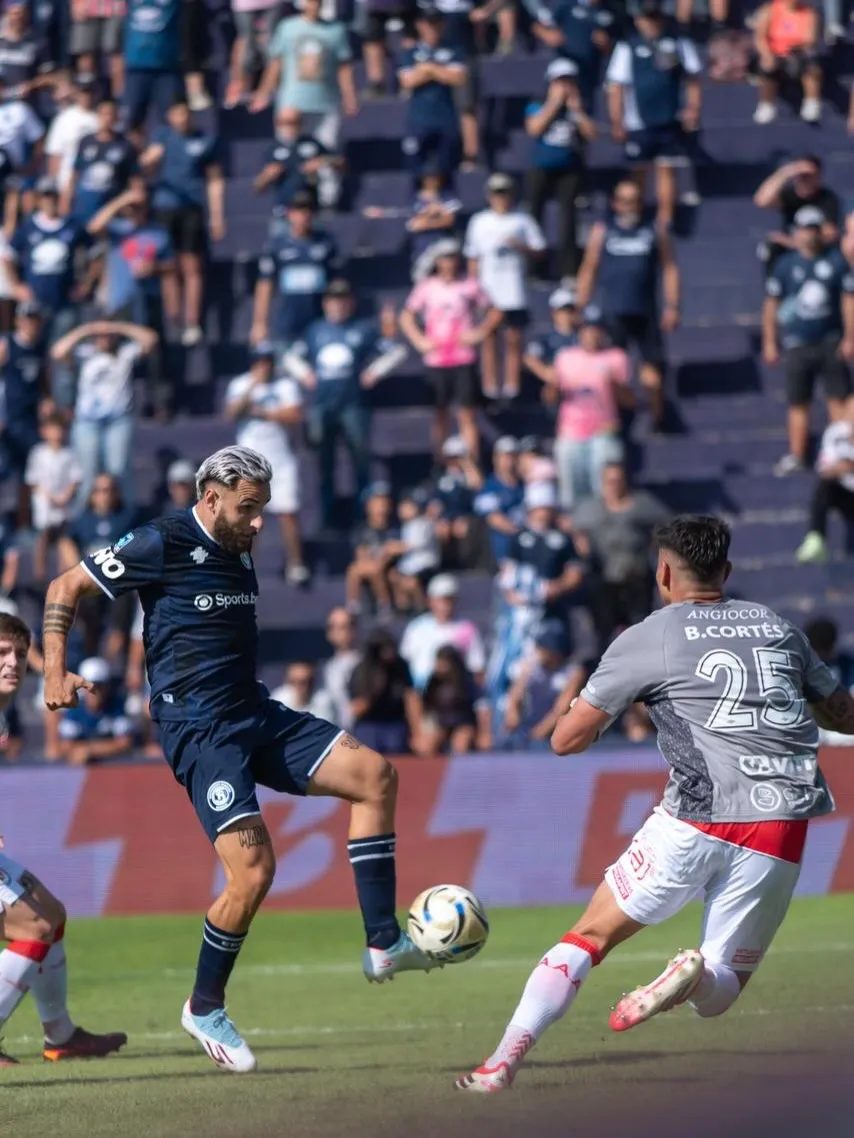 Al igual que Iván Morales, Brayan Cortés fue titular y no pudo evitar la derrota de Argentinos Juniors. Foto: Independiente Rivadavia.