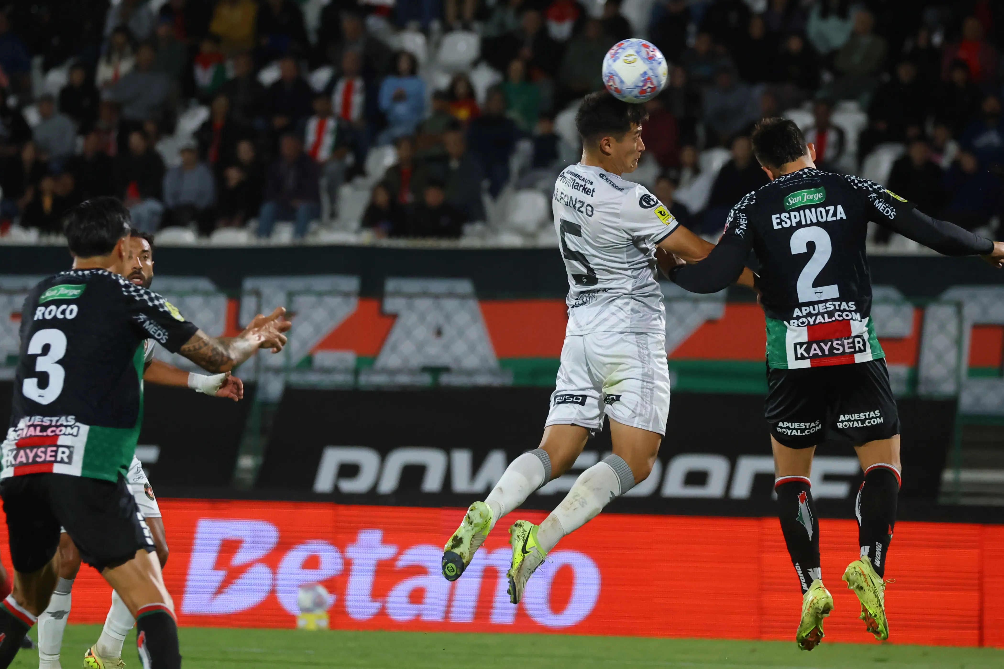 Vicente Espinoza en la lucha aérea ante Limache. (Jonnathan Oyarzun/Photosport).