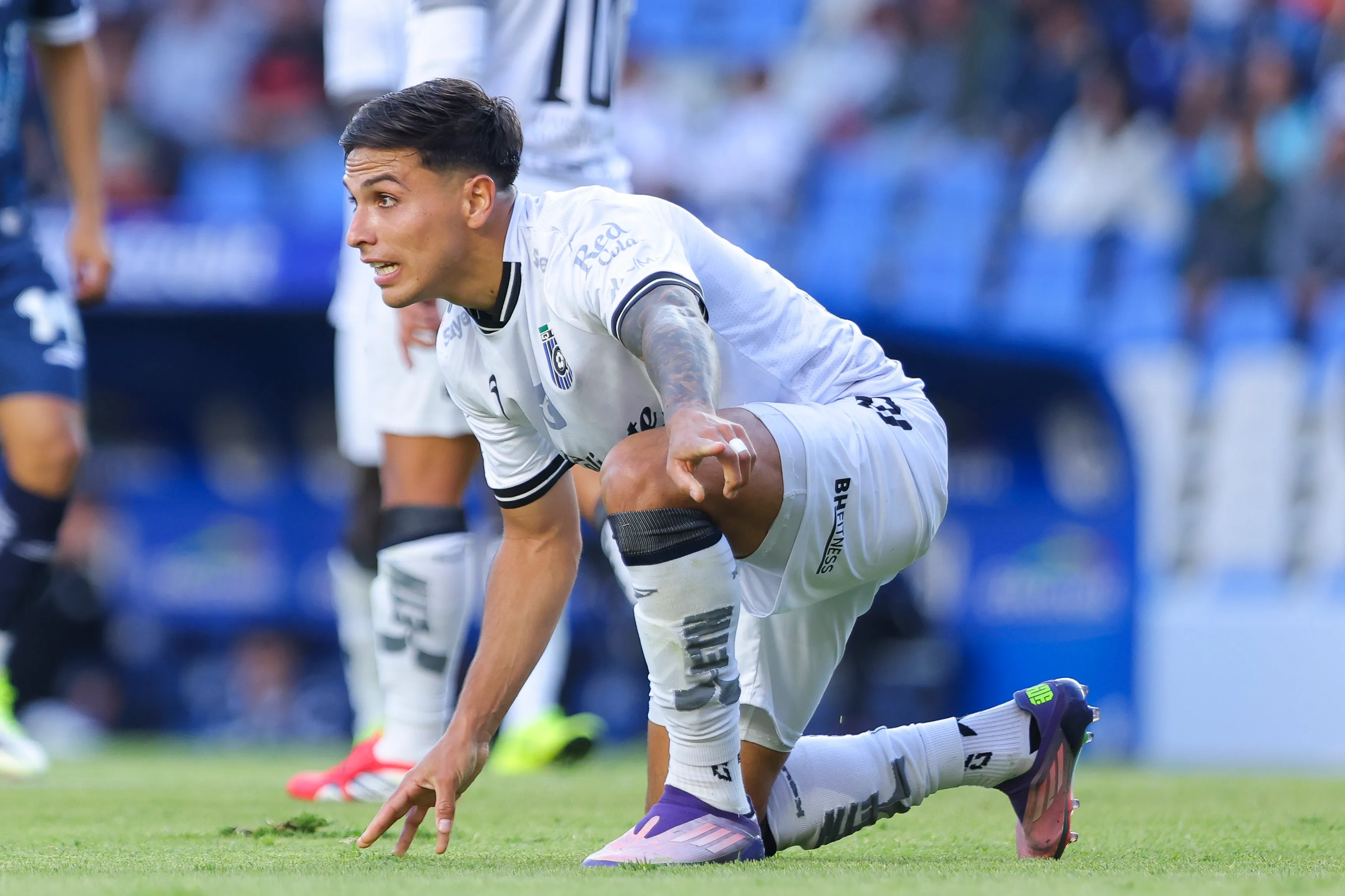 El argentino Mateo Coronel le anotó un gol a Necaxa y ya suma tres goles en los Gallos Blancos. (Agustin Cuevas/Getty Images).