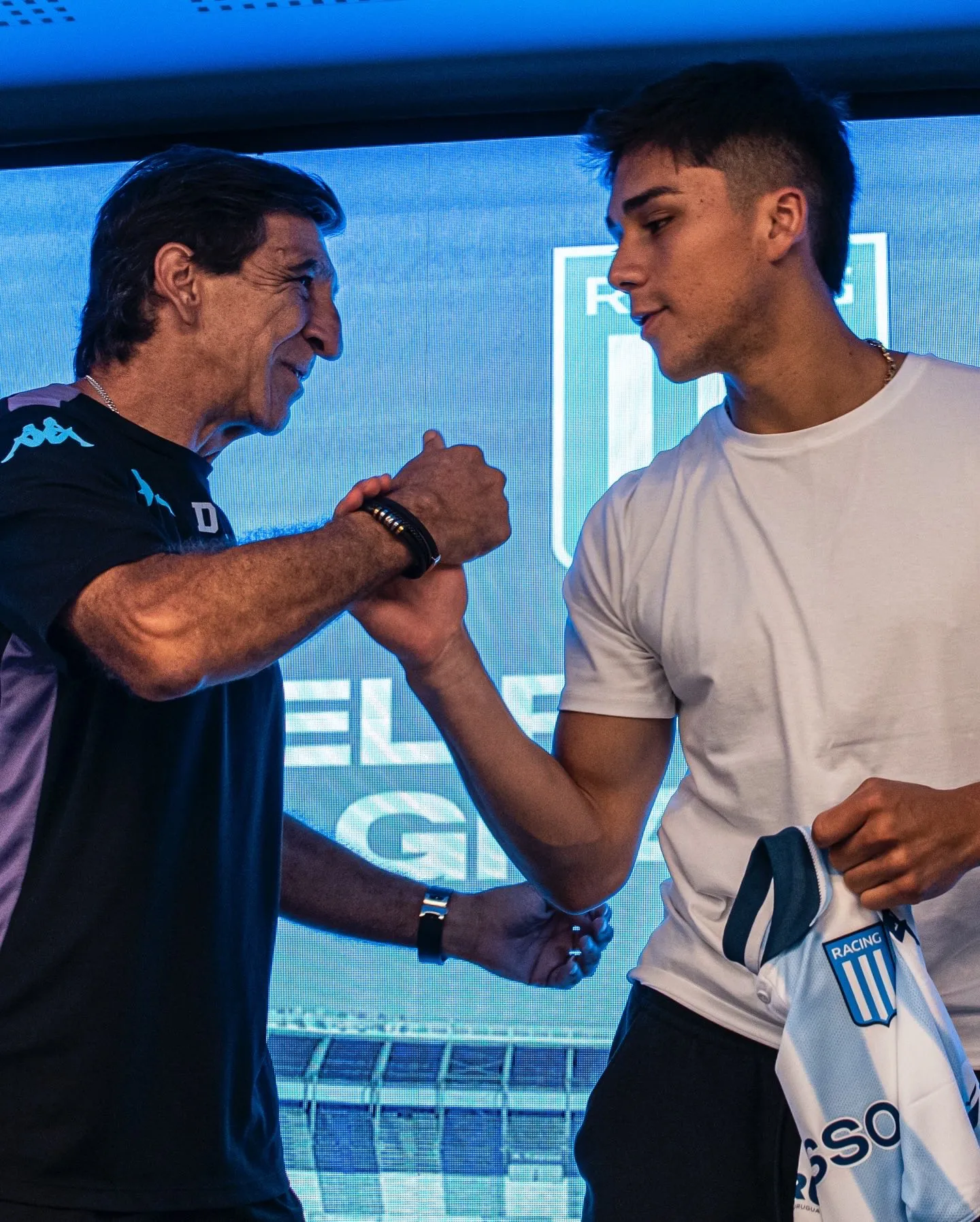 Gustavo Costas entierra a Damián Pizarro en Racing. Foto: Racing.