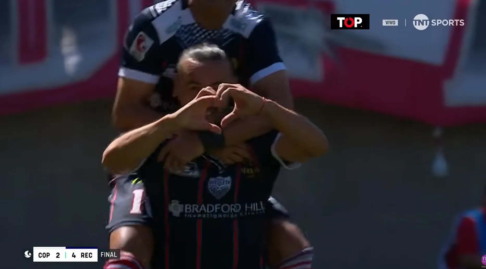 Mikel Arguinarena se colgó de Felipe Báez para festejar el 1-0 del Reco ante el León de Atacama. (Captura TNT Sports).