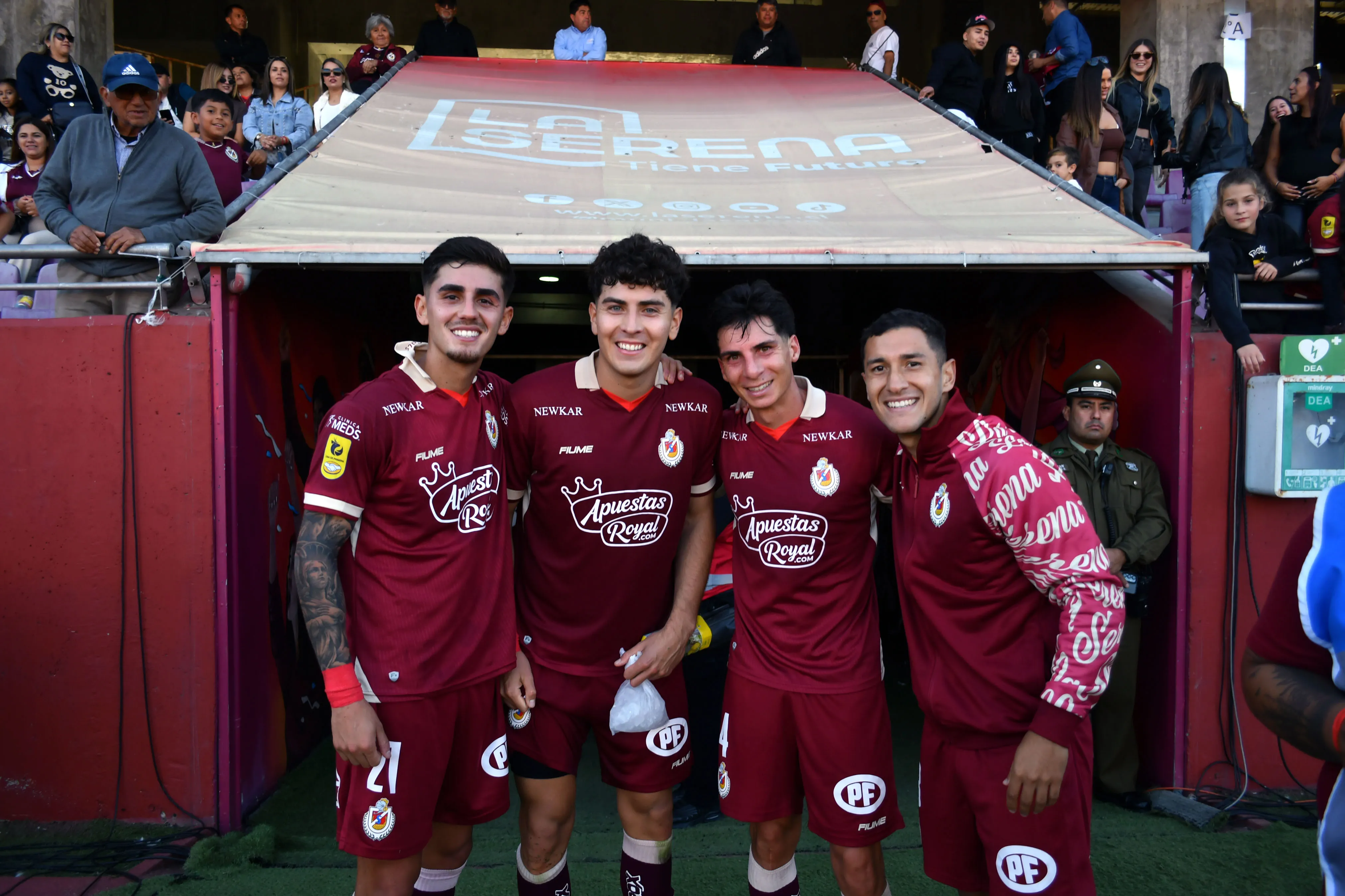 Bruno Gutiérrez celebra junto a Felipe Chamorro y Francis Mac Allister. (Alejandro Pizarro Ubilla/Photosport).