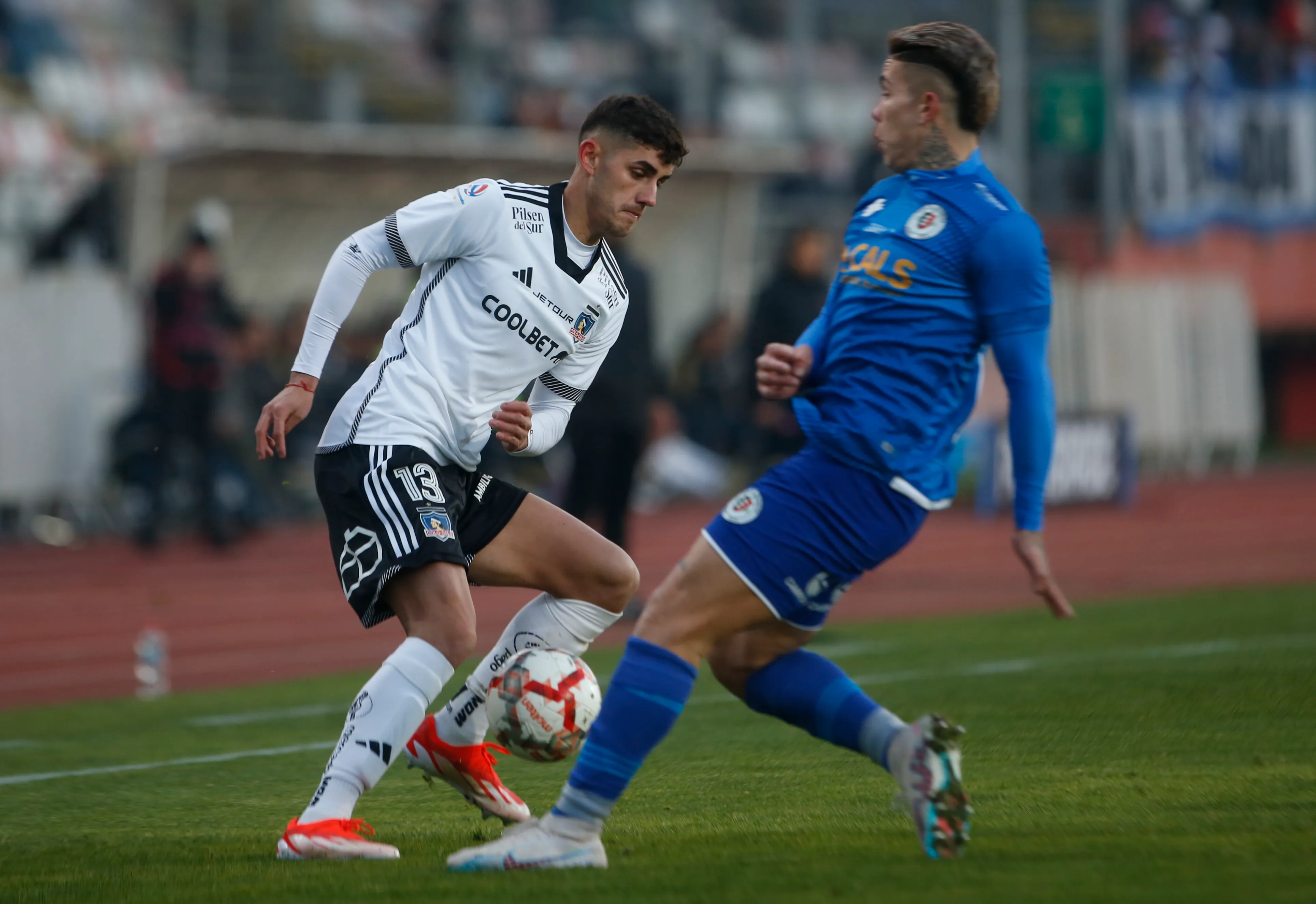 Bruno Gutiérrez en acción por Colo Colo durante la Copa Chile 2024. (Jose Robles/Photosport).