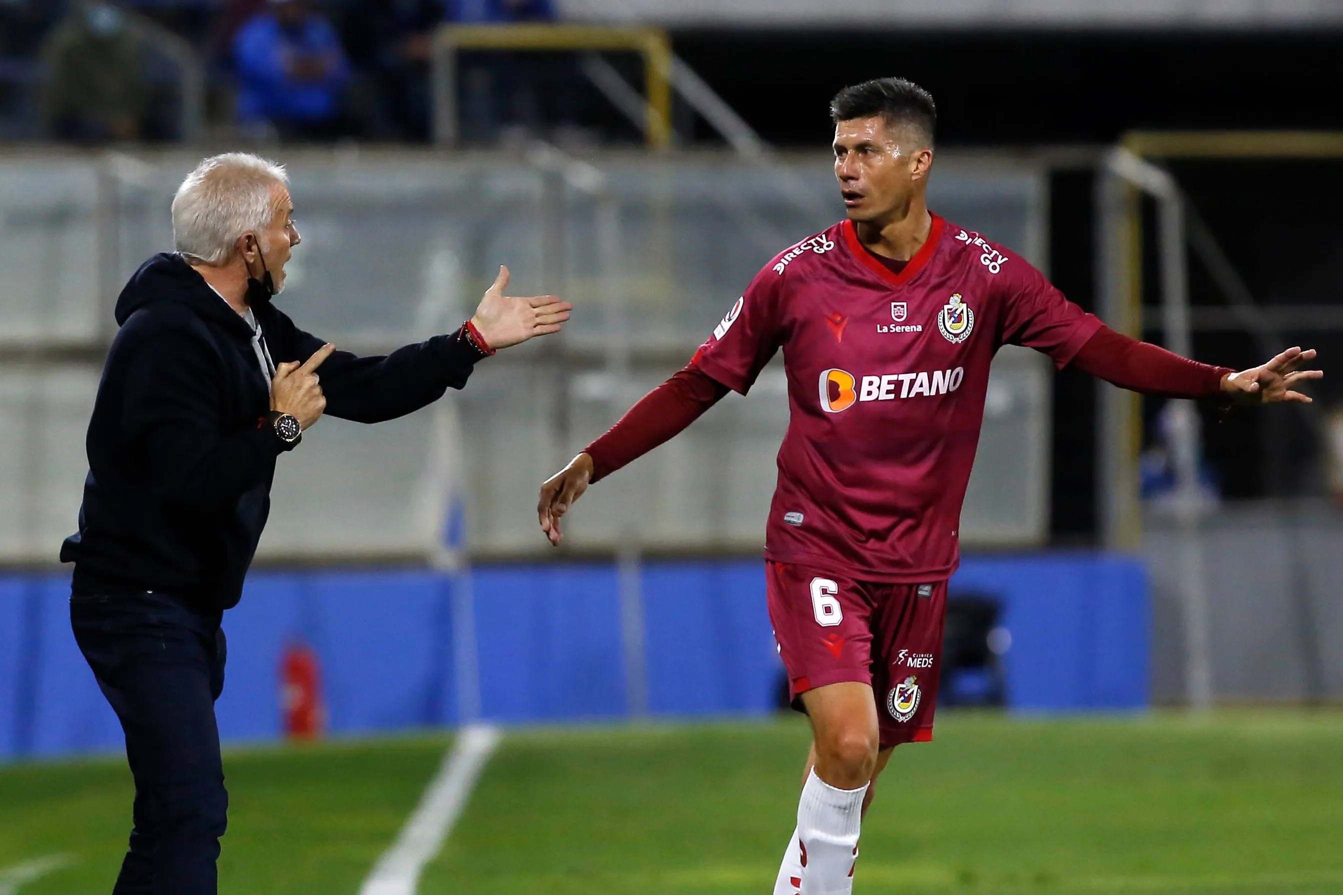 Ivo Basay le da indicaciones a Rodrigo Brito en Deportes La Serena. (Jonnathan Oyarzun/Photosport).
