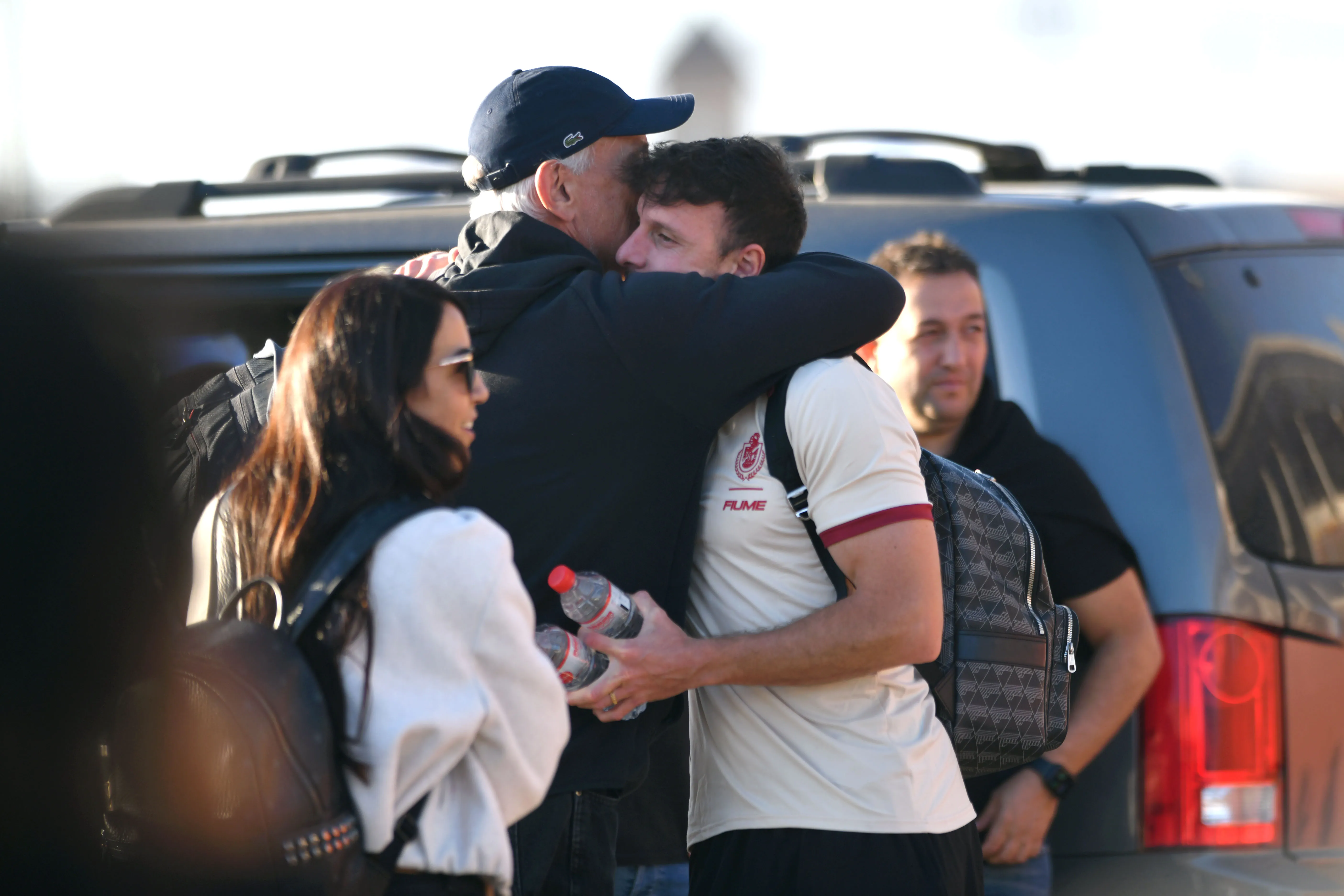 El saludo de Felicevich con Ángelo Henríquez. (Alejandro Pizarro Ubilla/Photosport).