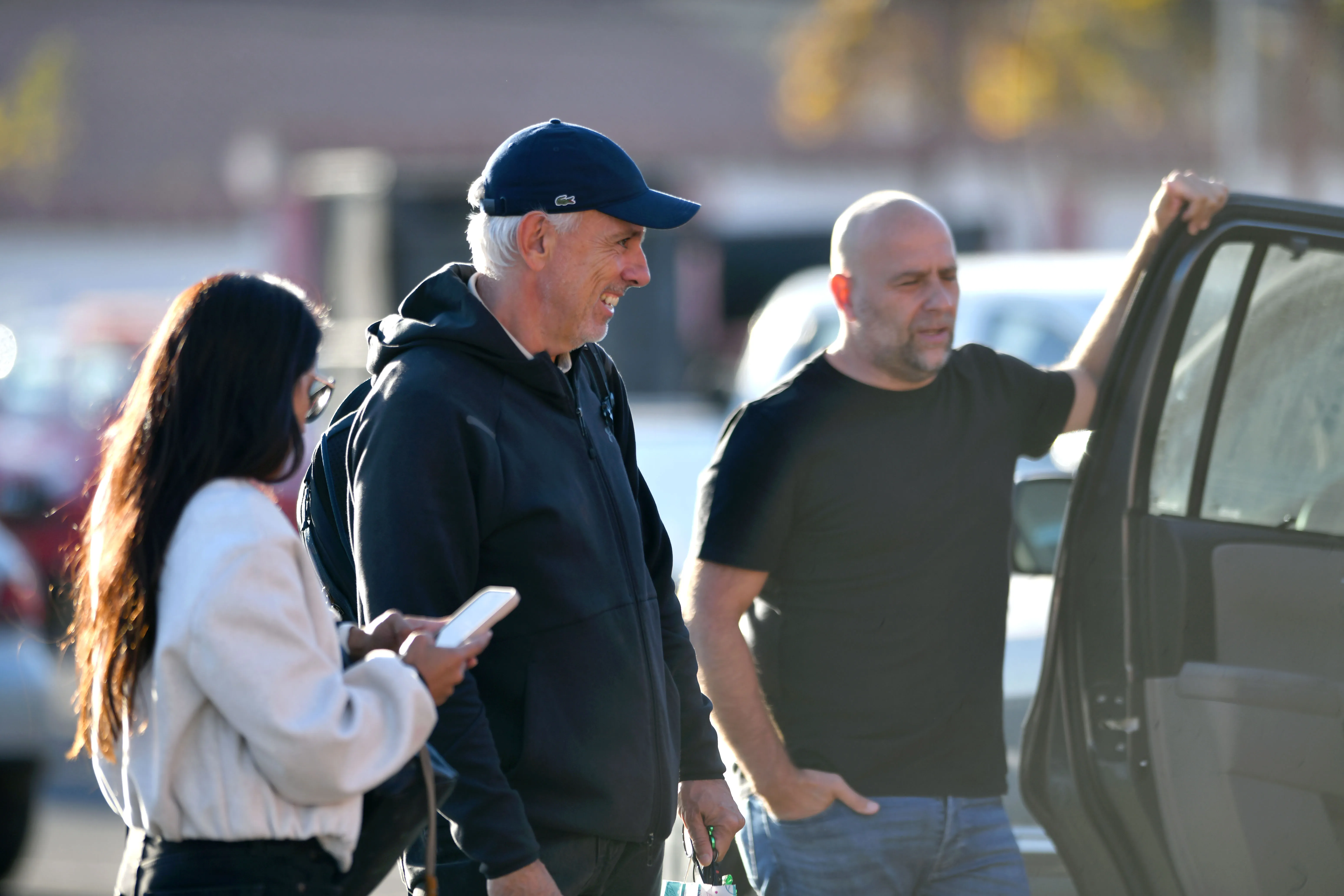 Sebastián Rozental se aprecia abrir una puerta de automóvil, cerca de Fernando Felicevich. (Alejandro Pizarro Ubilla/Photosport).