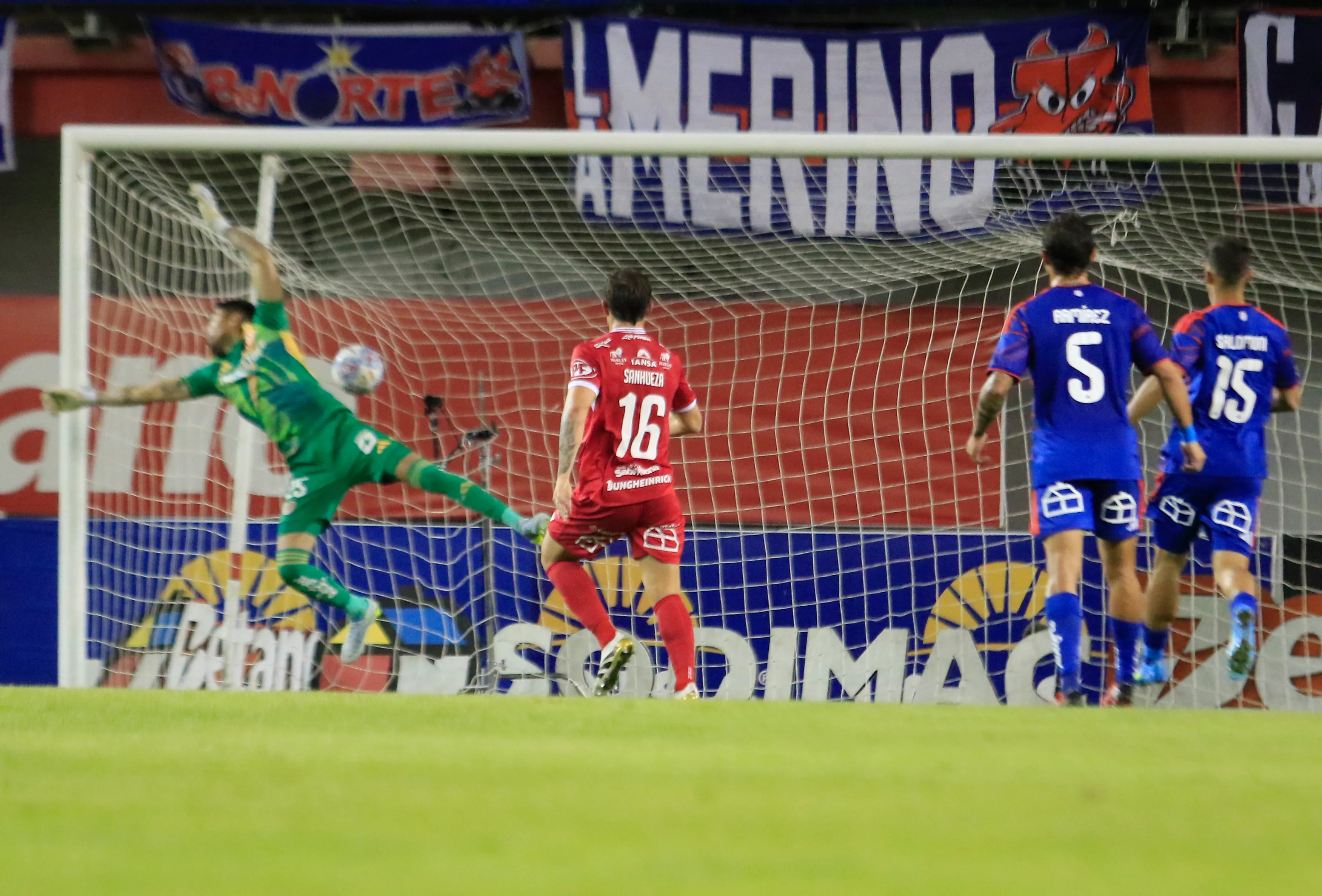 Así se clavó el estupendo remate de Diego Céspedes. (Jose Robles/Photosport).