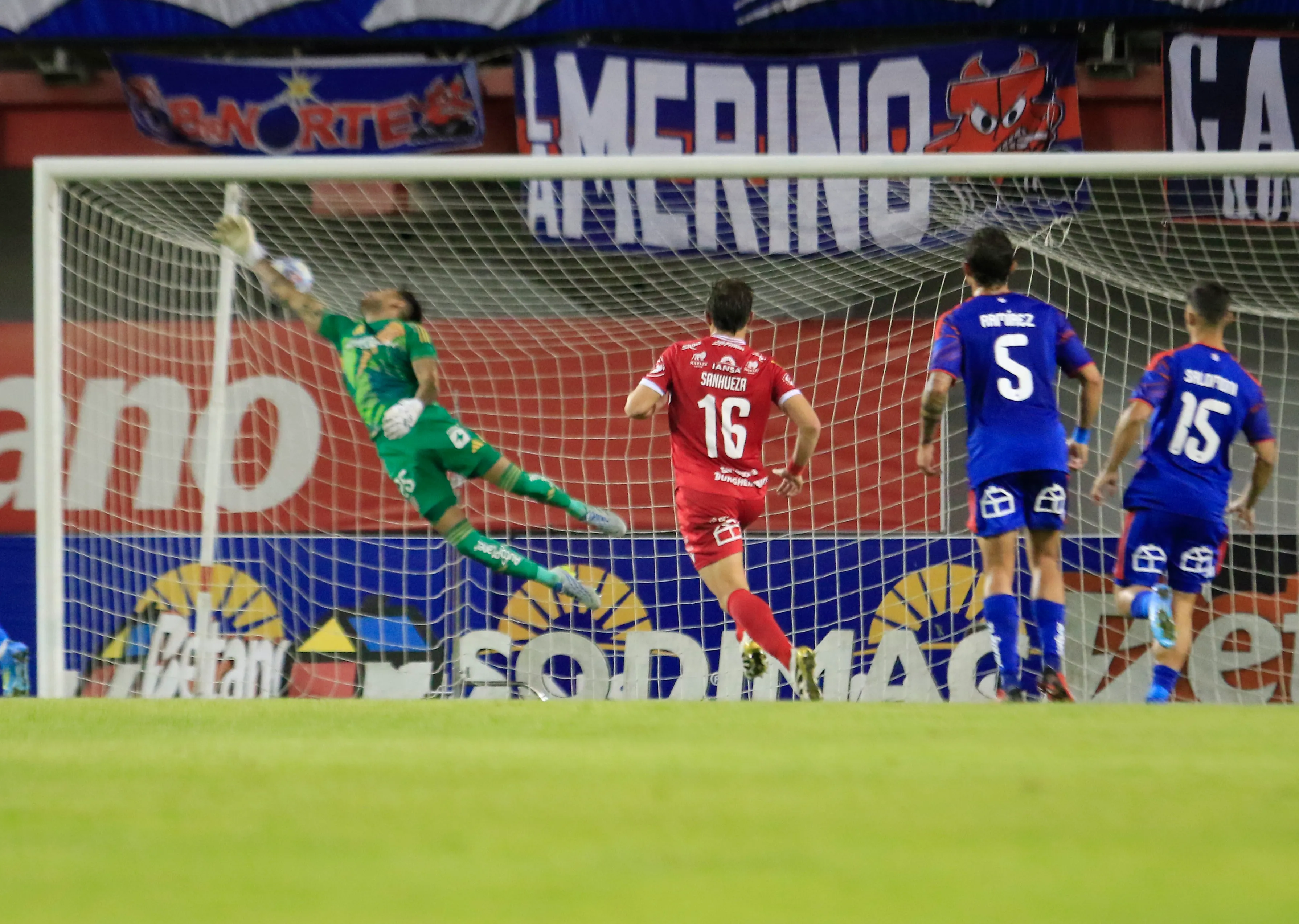Gabriel Castellón no pudo hacer nada ante el remate de Céspedes. (Jose Robles/Photosport).