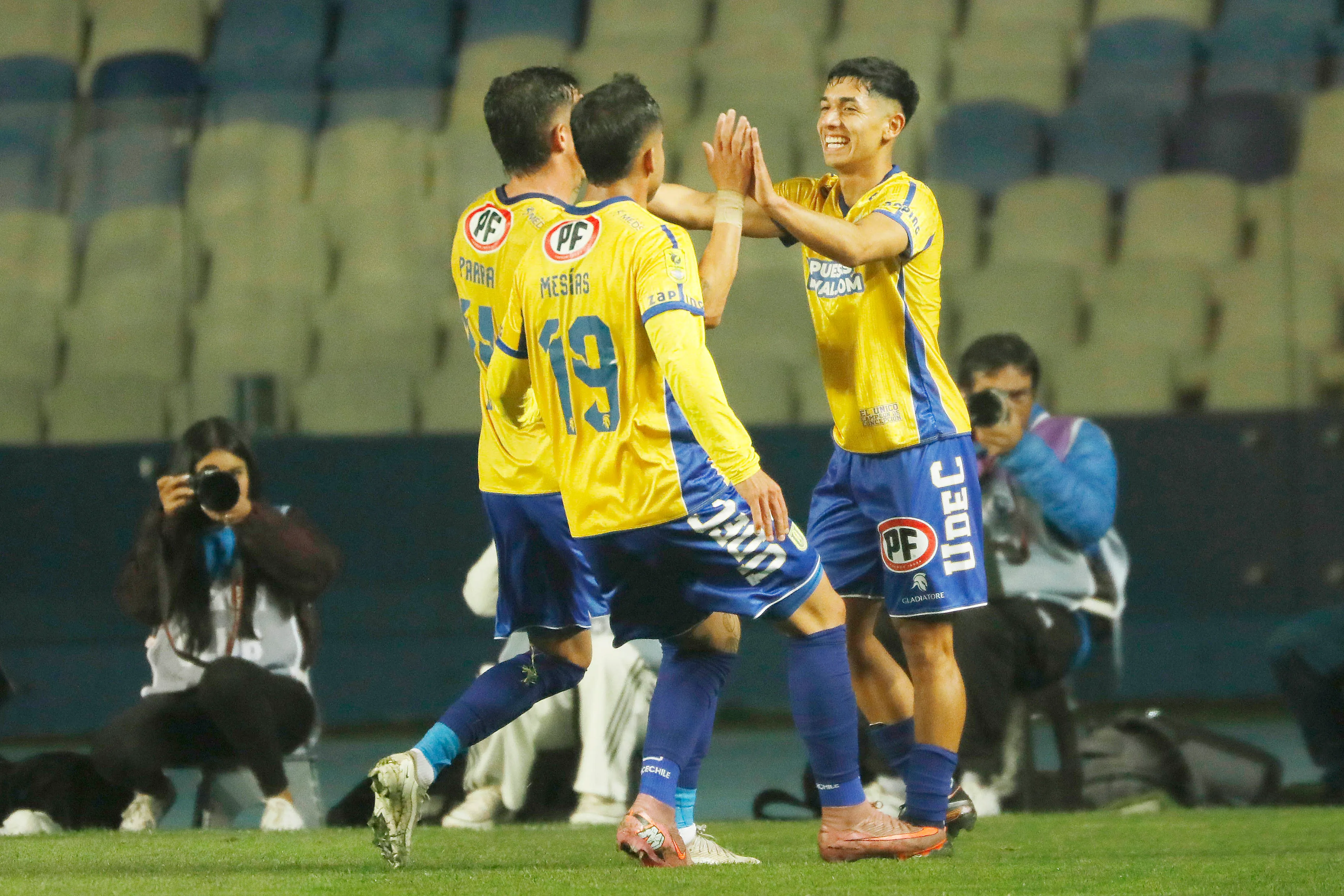 Así celebró Jeison Fuentealba junto a sus compañeros su golazo a Cobresal. (Photosport).
