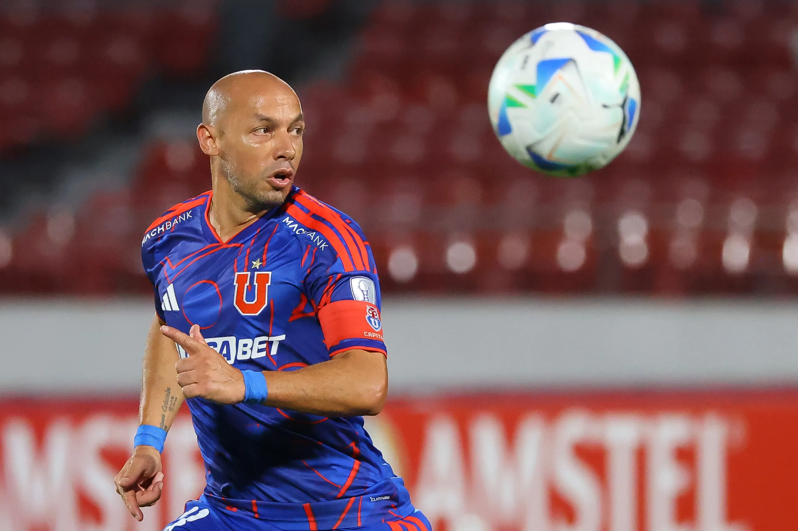 Marcelo Díaz tuvo una pérdida de balón clave en la derrota azul ante Ñublense. (Jonnathan Oyarzun/Photosport).