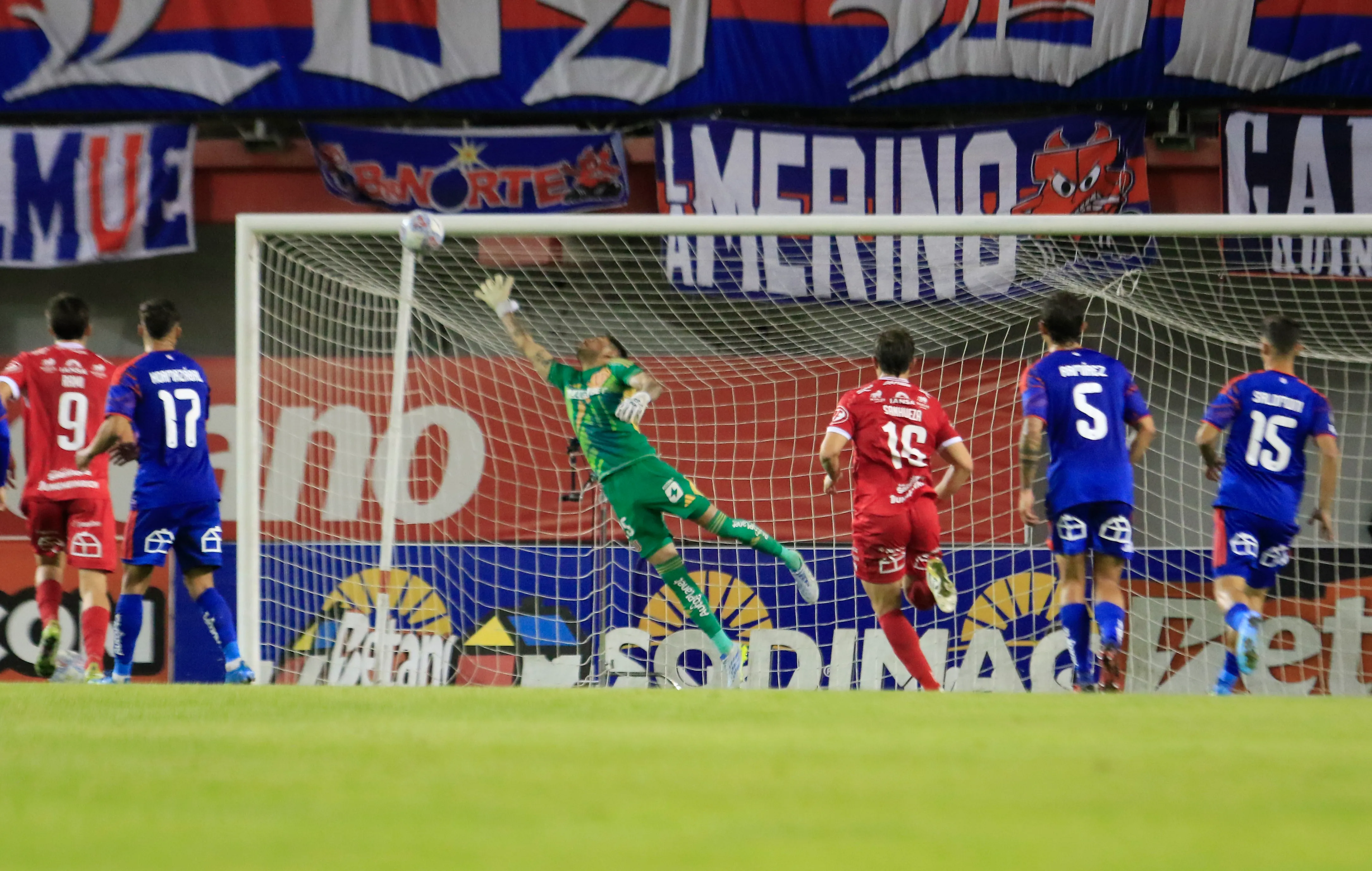 El espectacular golazo de Diego Céspedes al Romántico Viajero. (Jose Robles/Photosport).