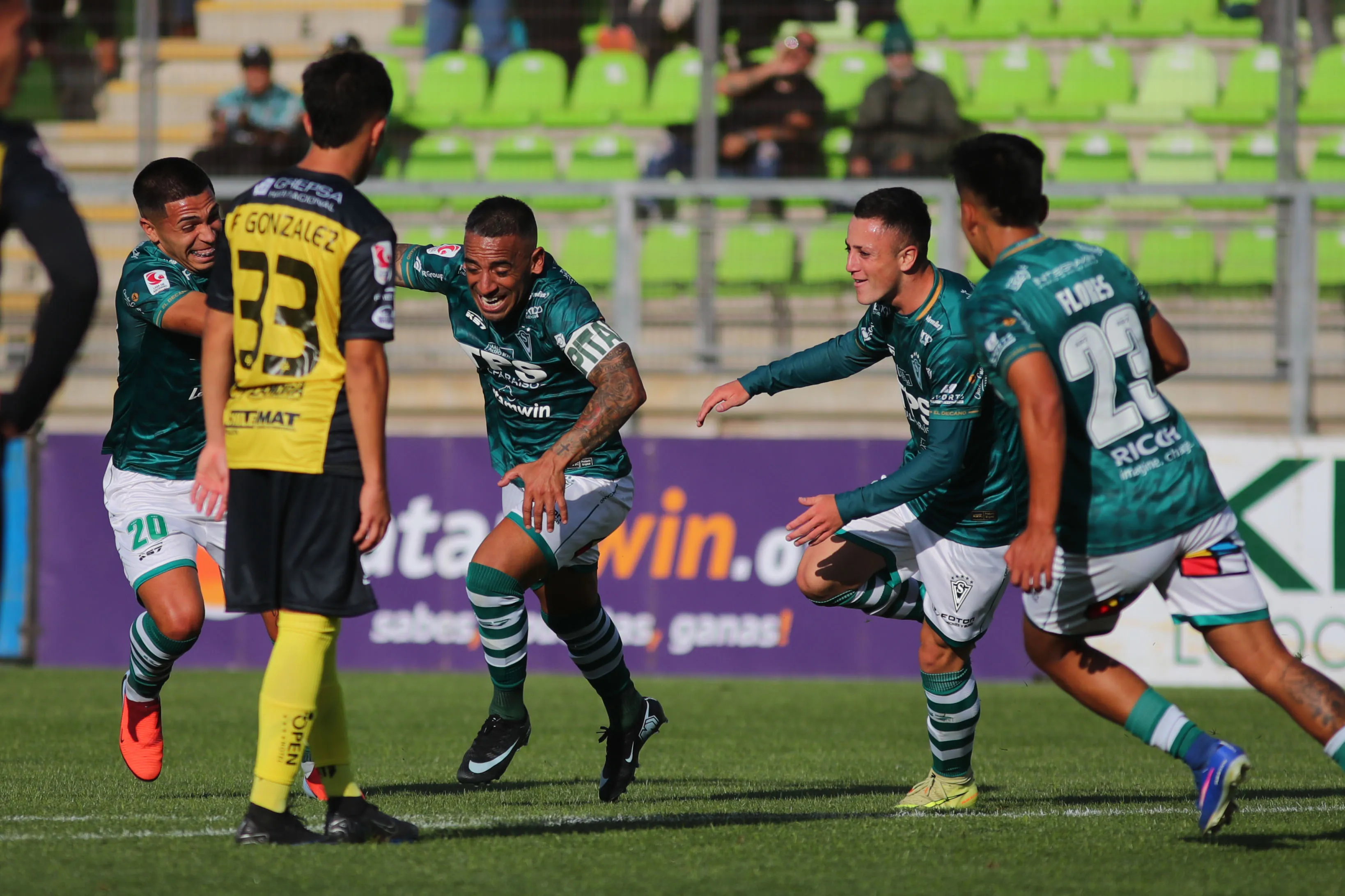 La primera parte del festejo de Luna ante los Canarios. (Manuel Lema/Photosport).
