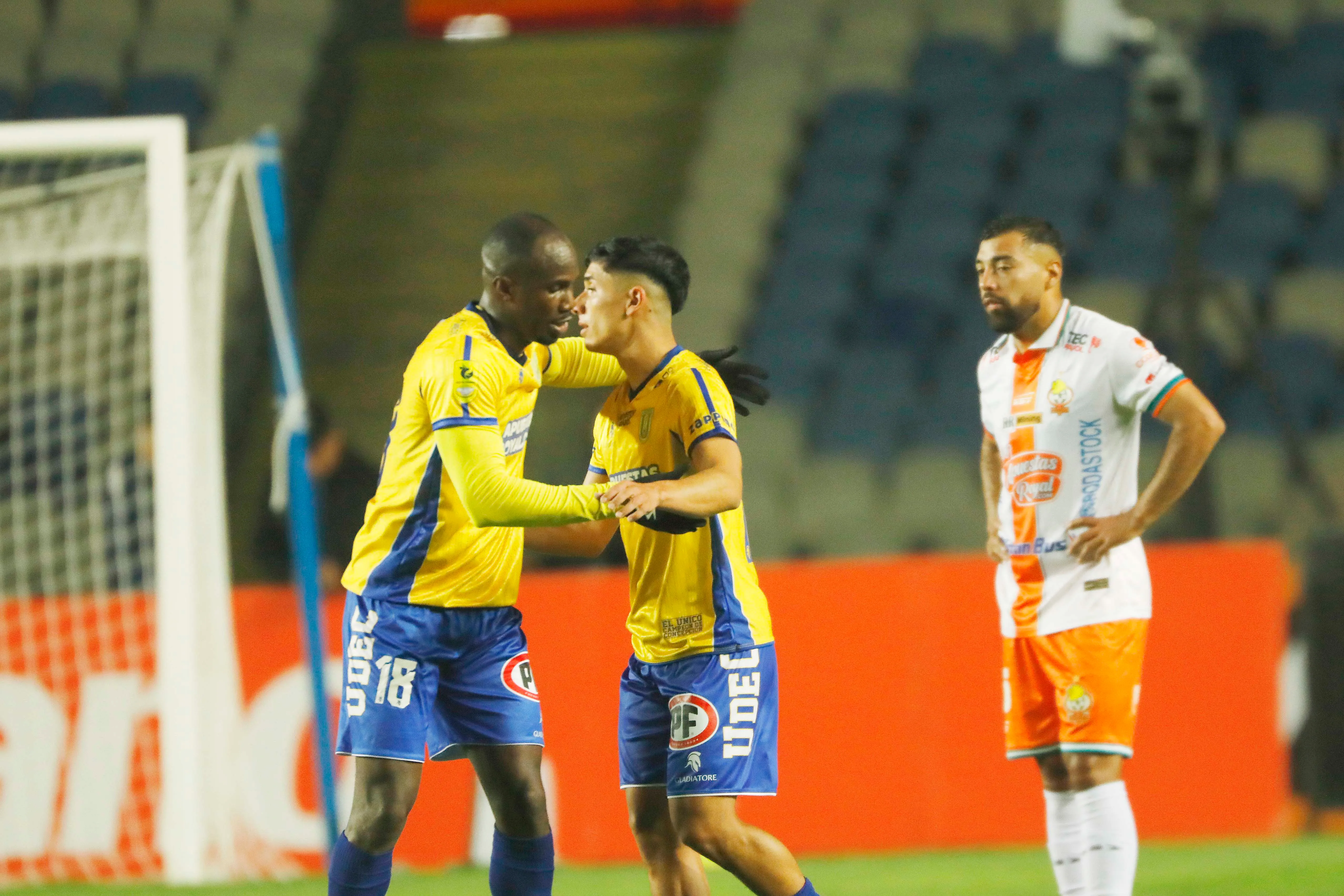 Cecilio Waterman festeja el golazo de Jeison Fuentealba ante Cobresal. (Photosport).