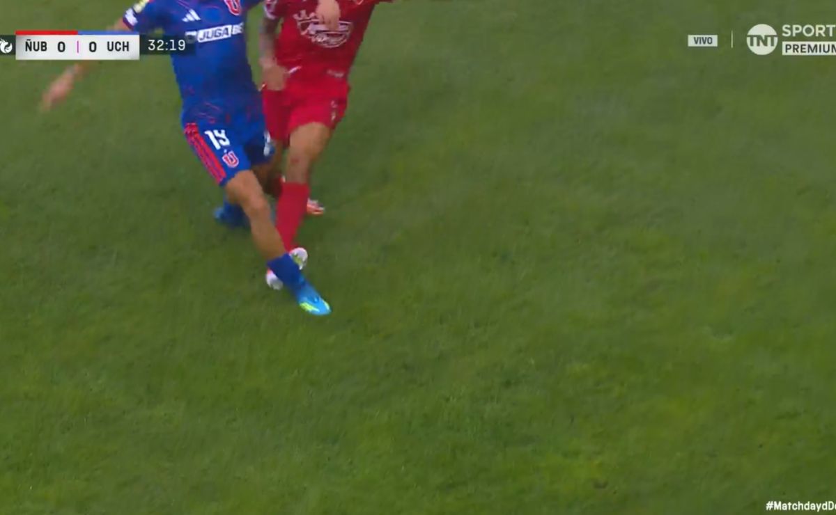 Hacen trizas al árbitro que no revisó el patadón sobre Javier Altamirano en el Ñublense vs U de Chile: “No es de criterio…”