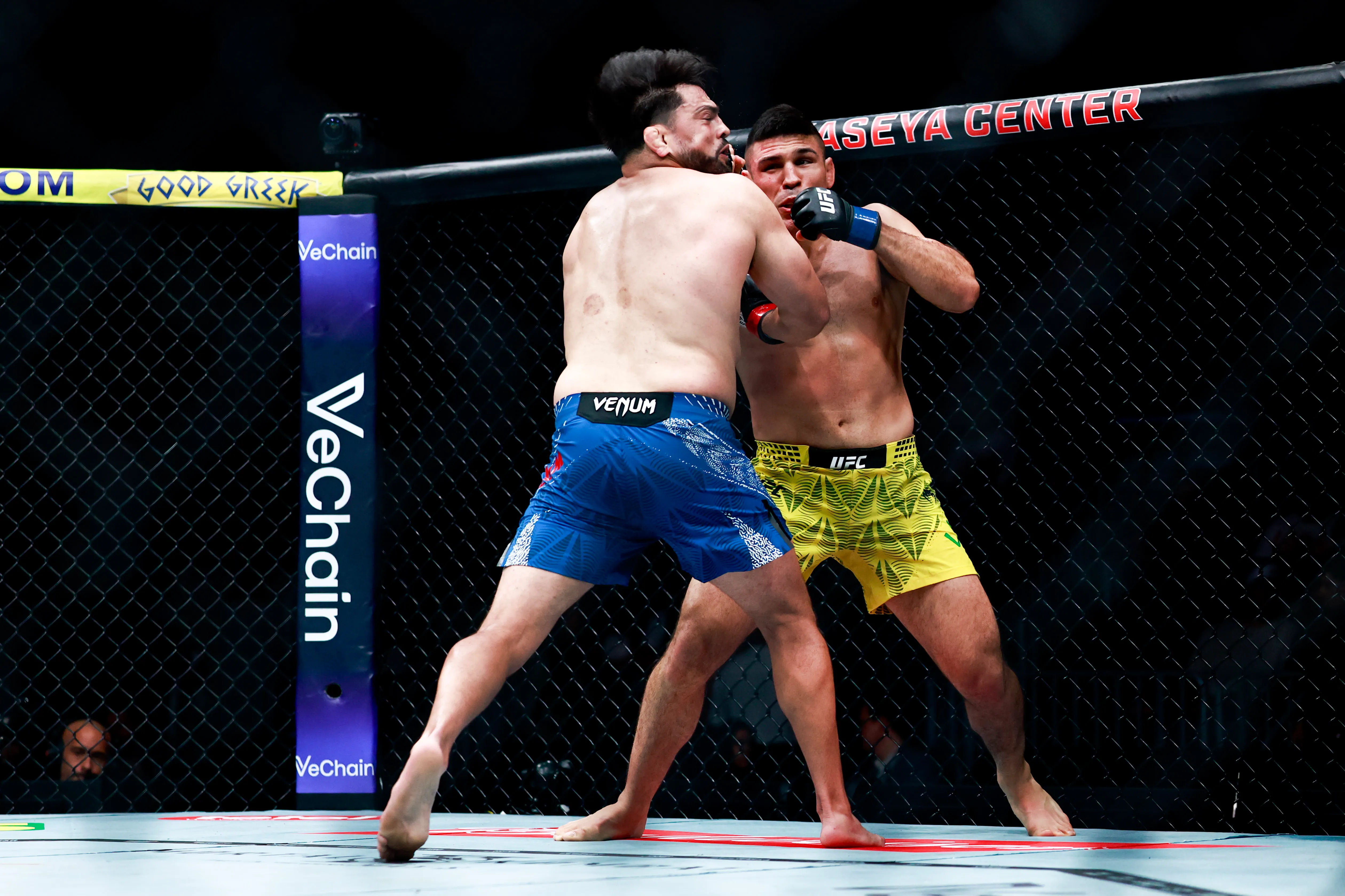 Vicente Luque y Kelvin Gastelum se dieron con todo dentro del octágono de UFC. Foto: Getty Images.