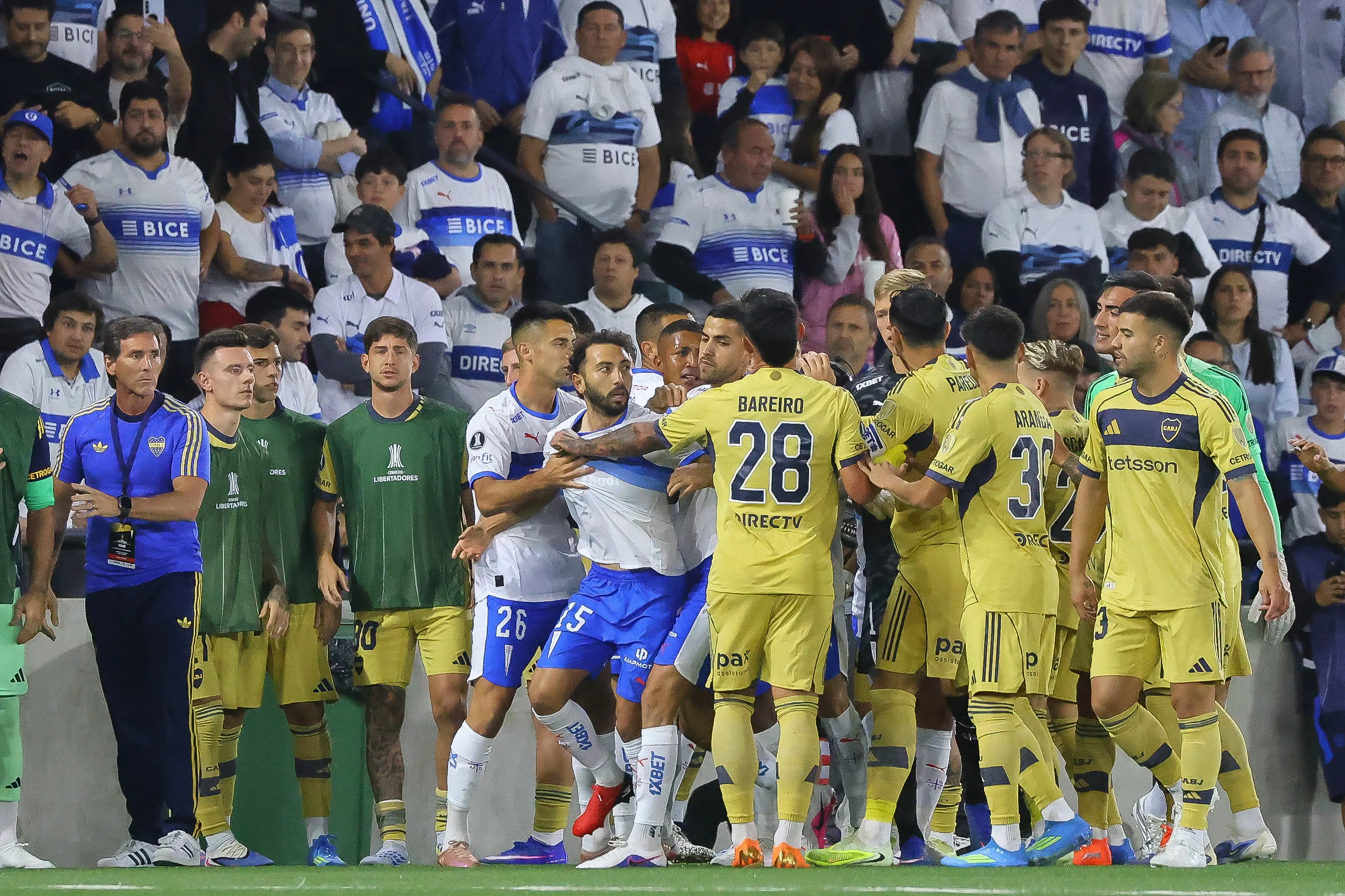 El partido entre Católica y Boca se caldeó tras una falta de Weigandt sobre Giani (Jonnathan Oyarzun/Photosport).
