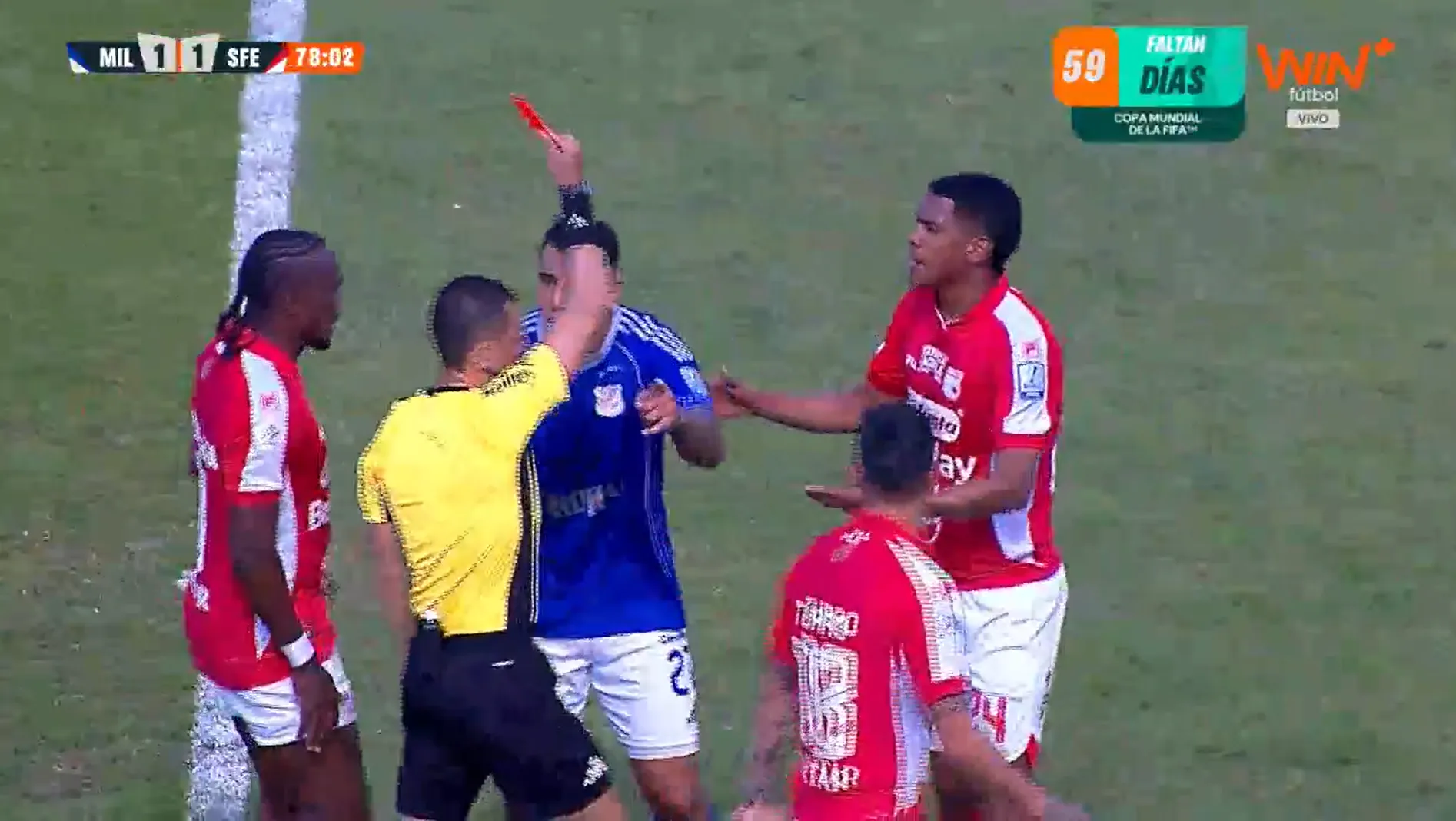 Rodrigo Contreras no podía creer su expulsión. (Captura Win Sports TV).