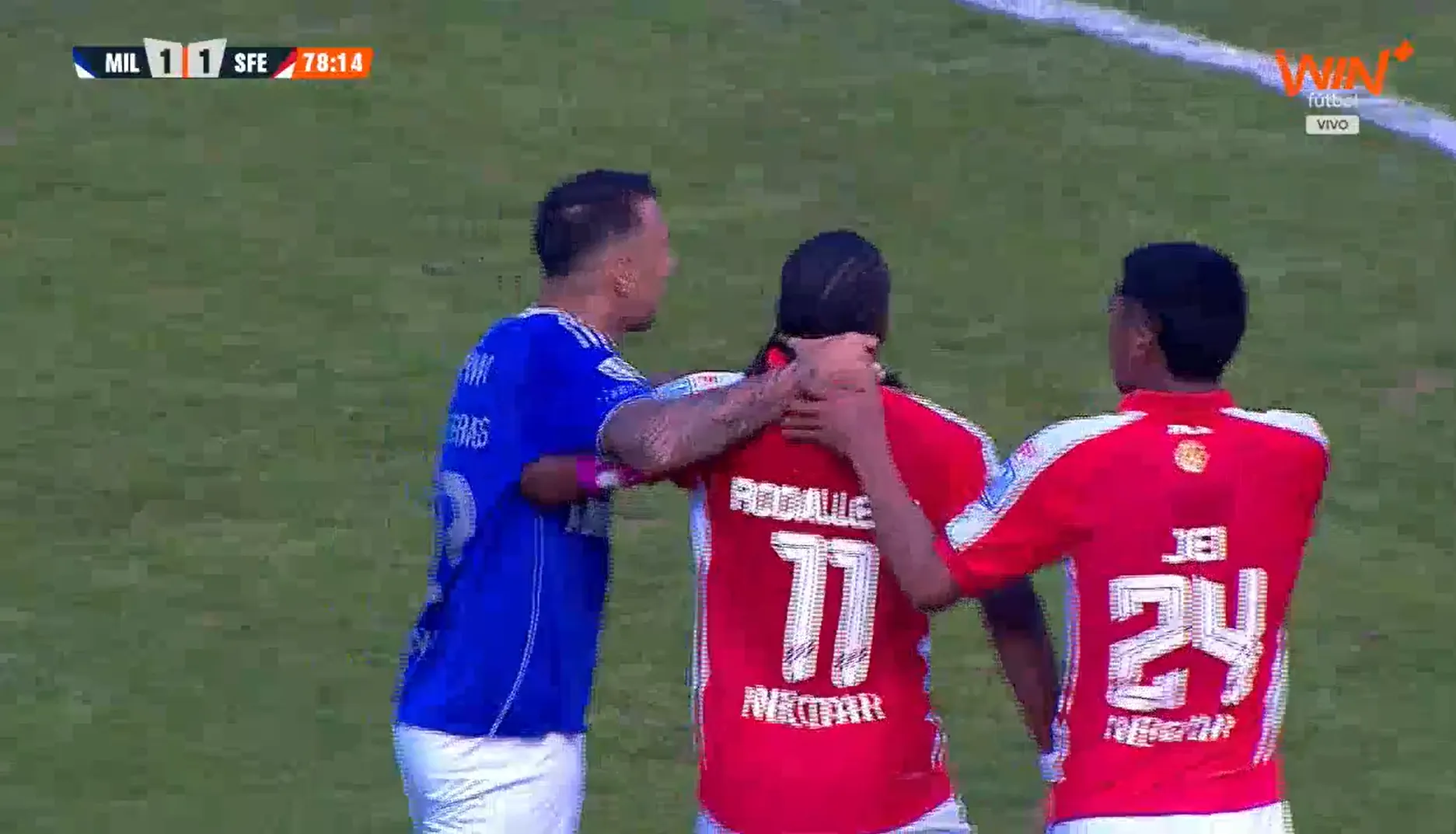 Rodrigo Contreras perdió el control con Hugo Rodallega. (Captura Win Sports).